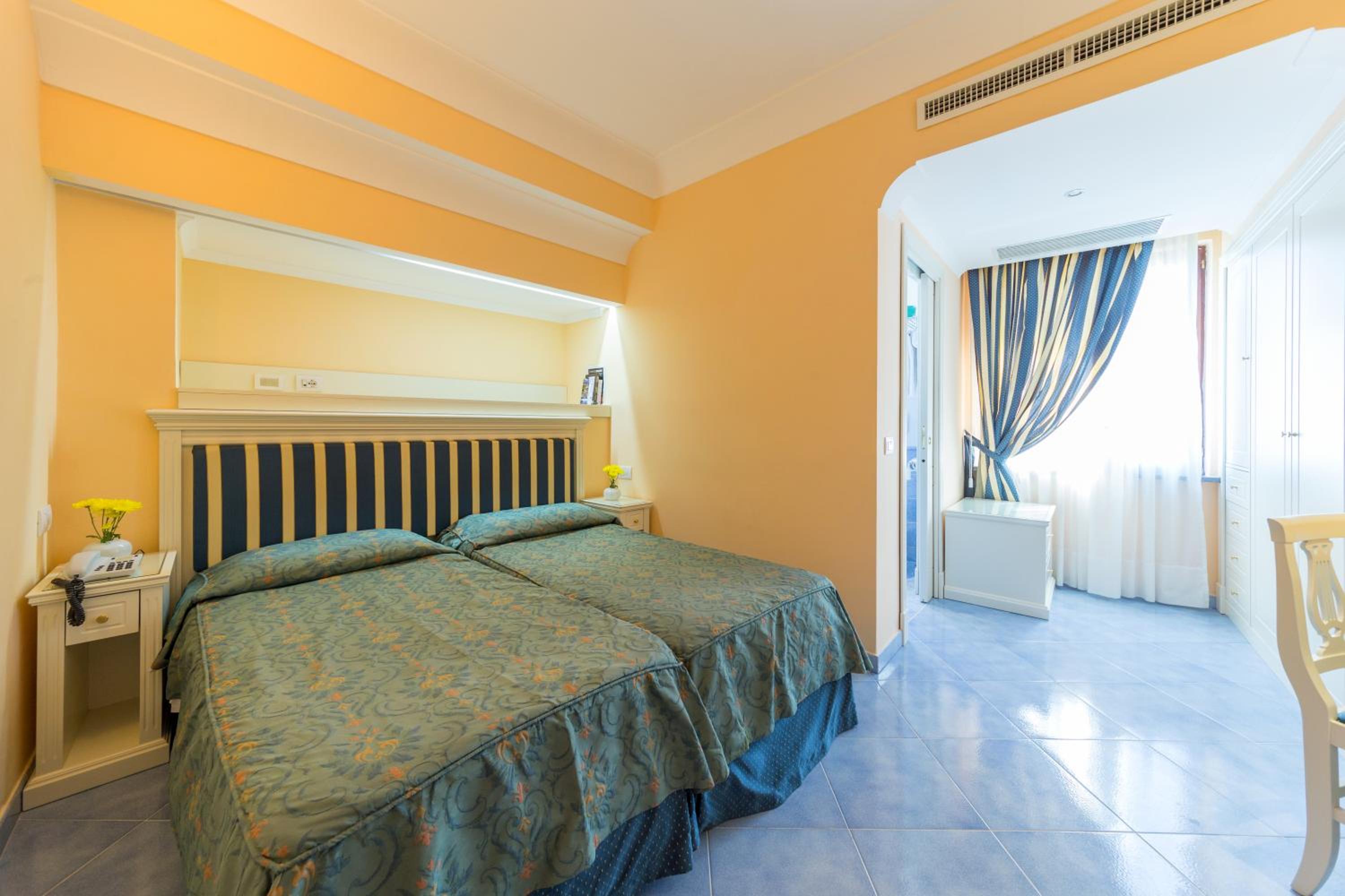 Standard Double or Twin Room - Photo 5