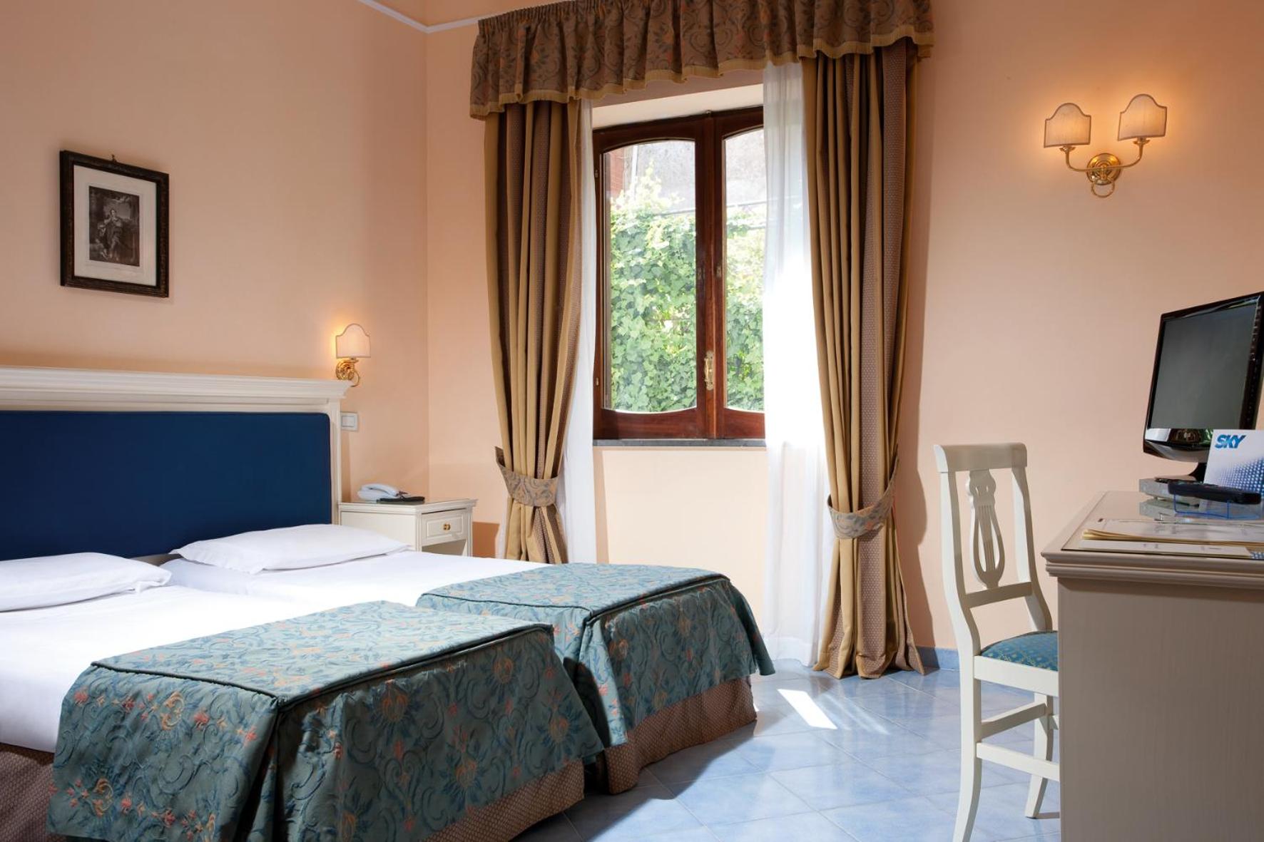 Standard Double or Twin Room - Photo 3