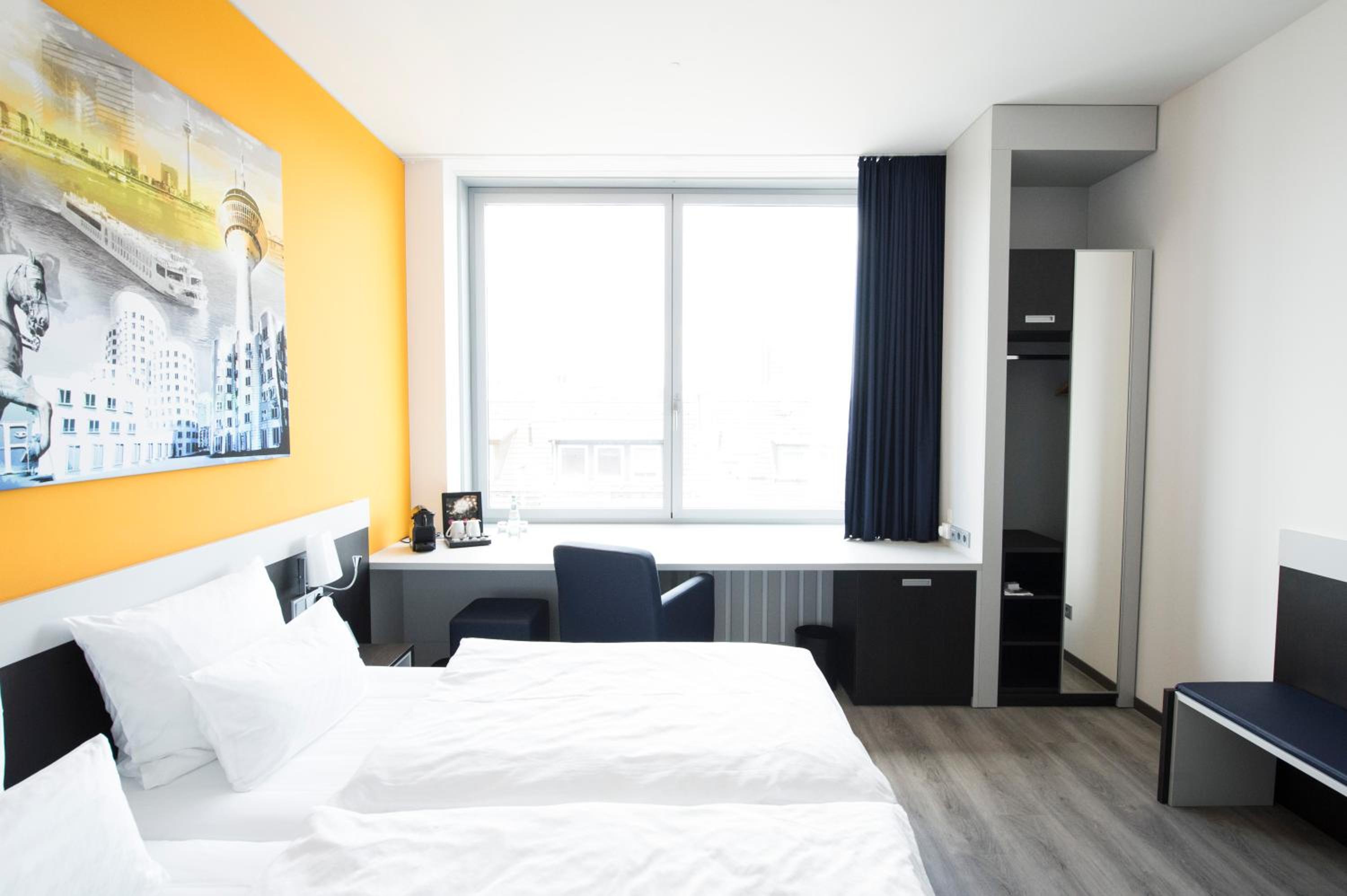 Standard Double Room with City View thumbnail 5