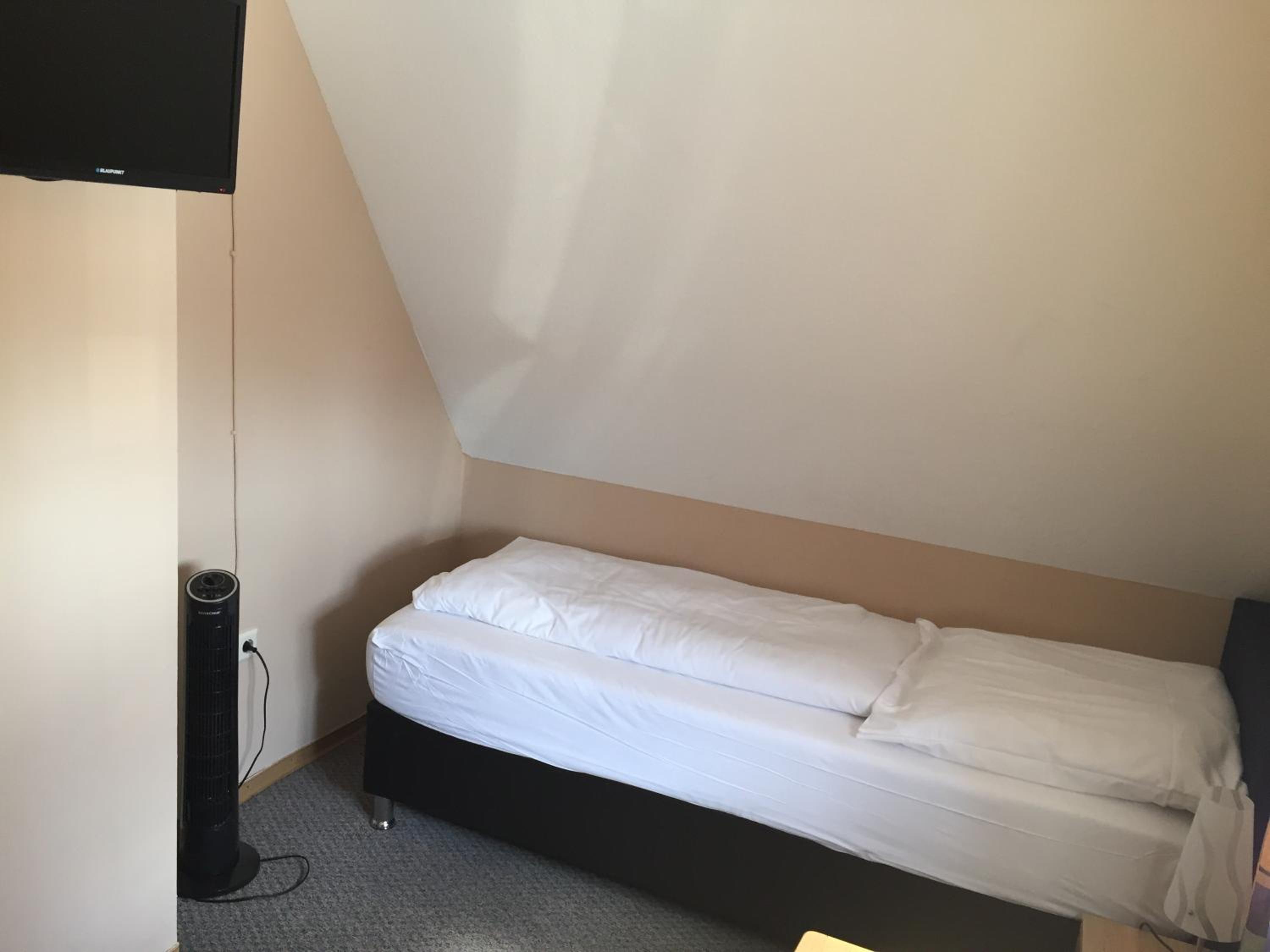 Double or Twin Room - Photo 3