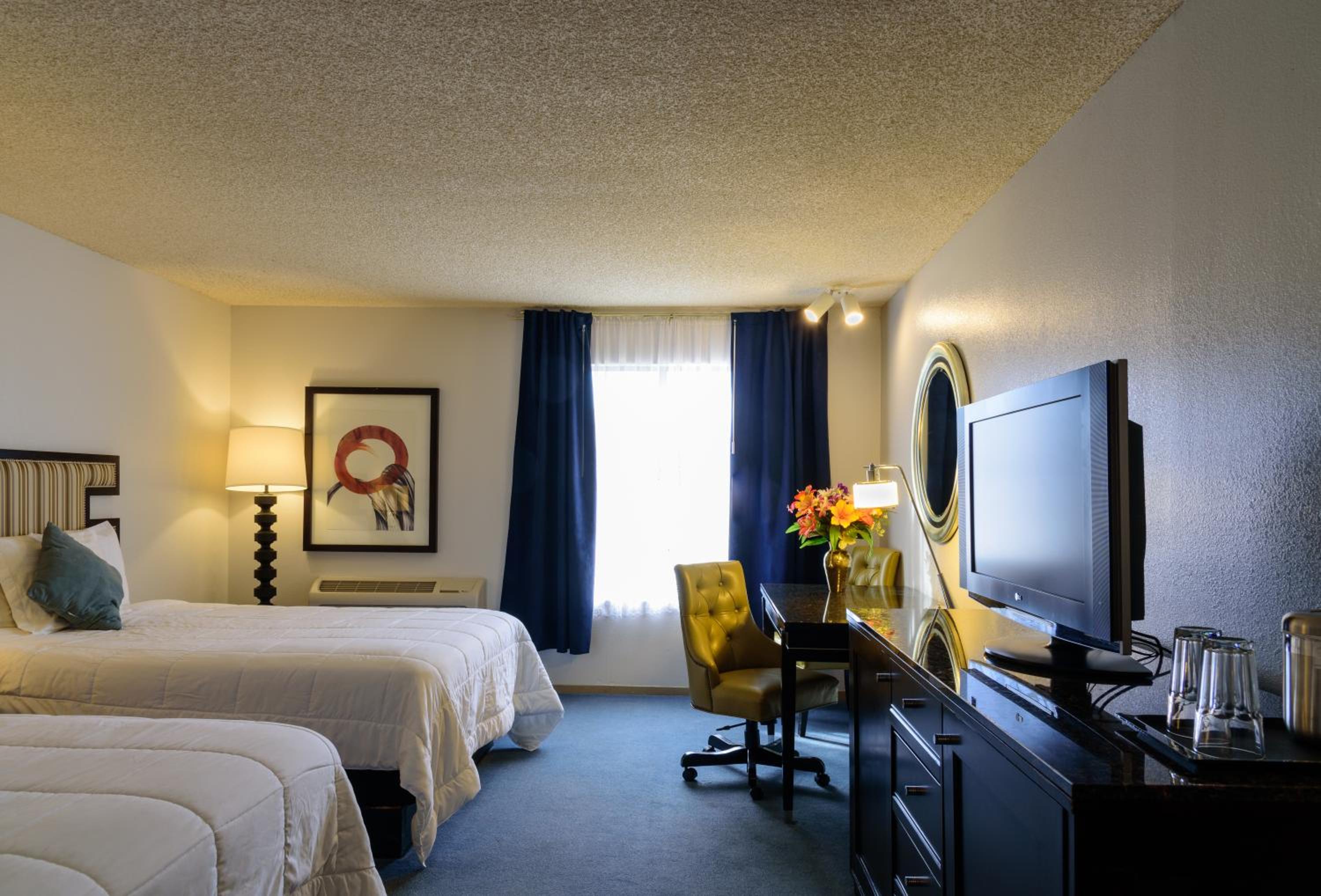 Queen Room With Two Queen Beds - Non-Smoking photo 3