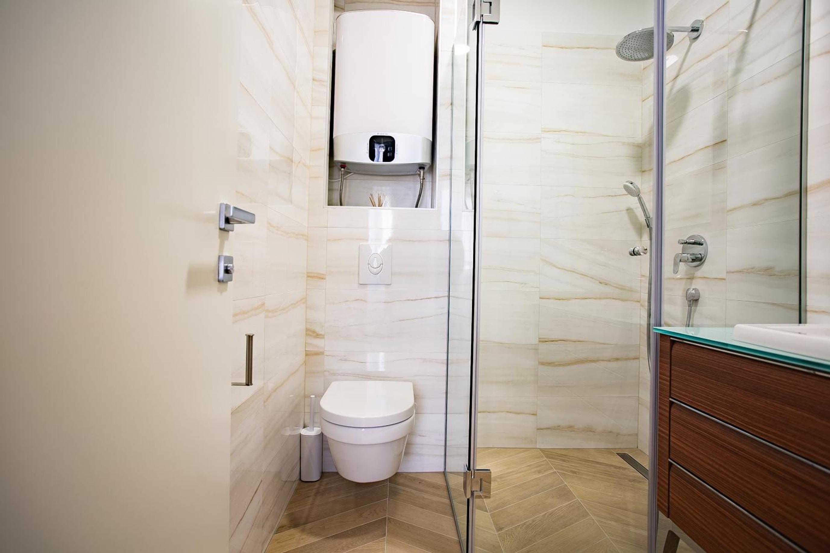 Deluxe Queen Suite - Photo 3