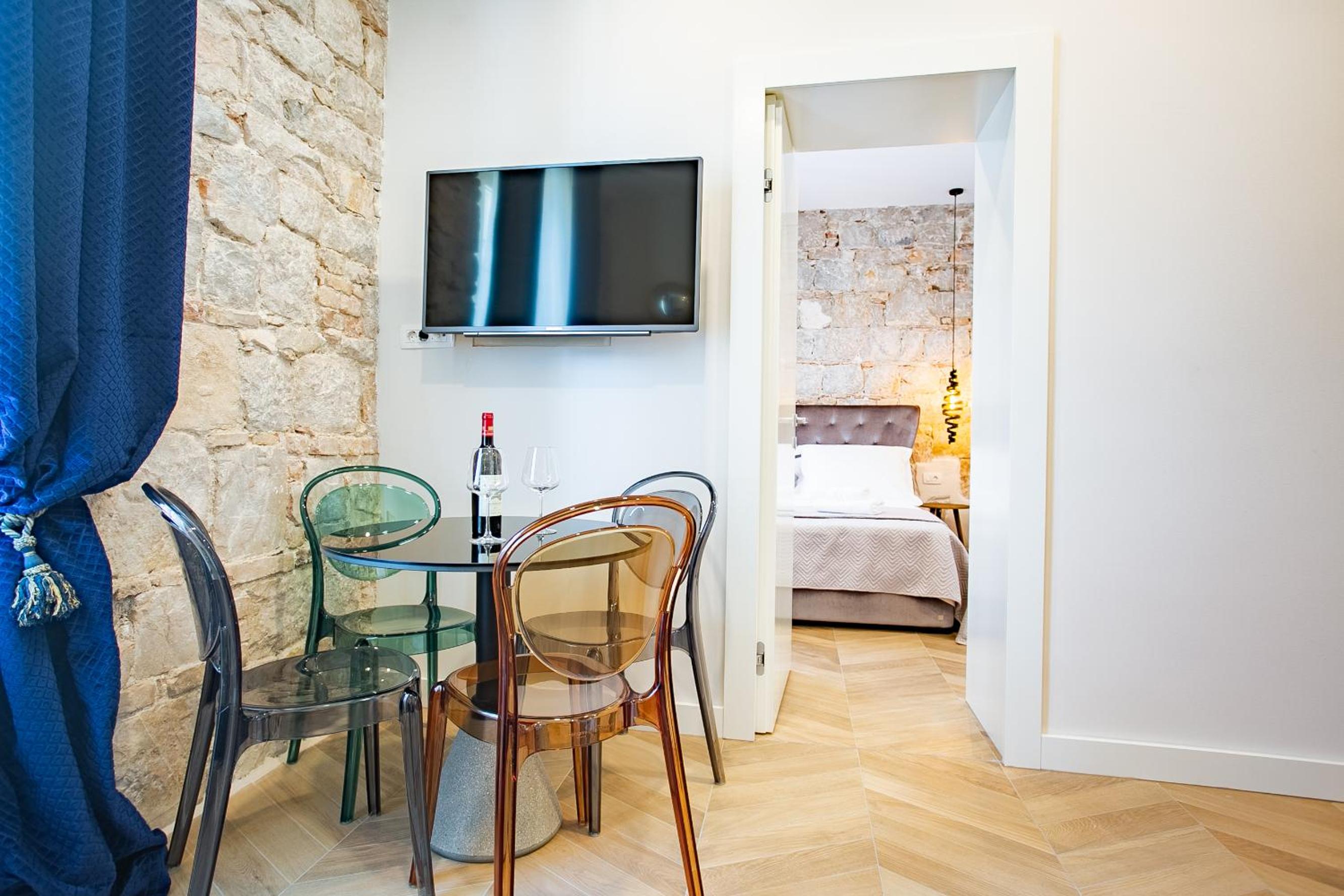 Deluxe Queen Suite - Photo 6