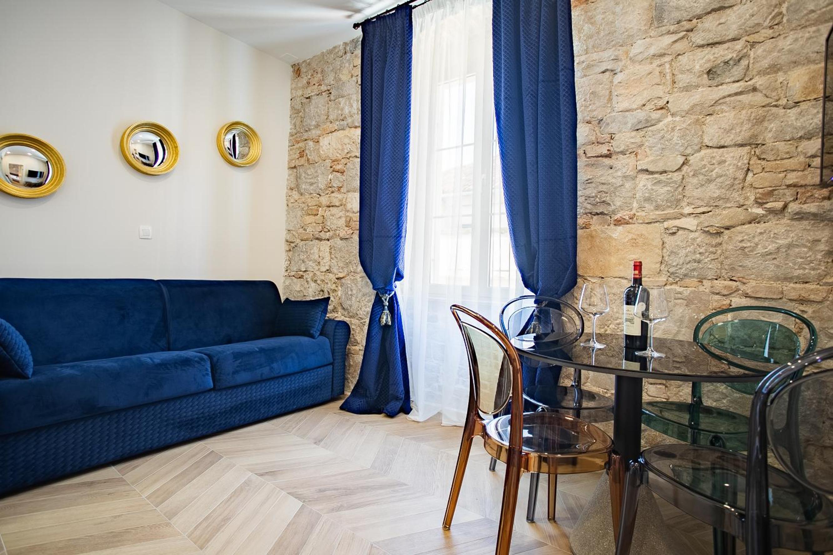 Deluxe Queen Suite - Photo 7
