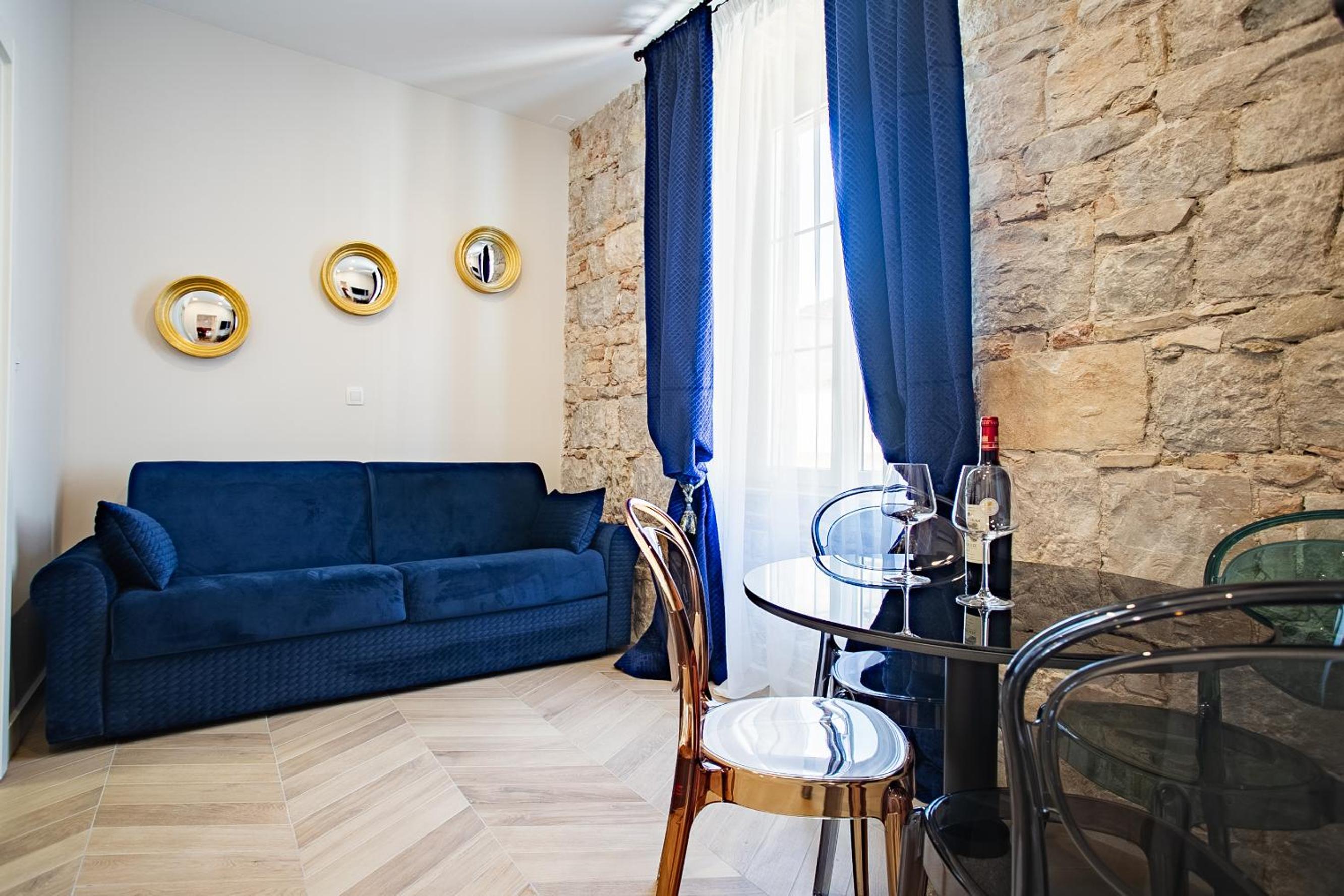 Deluxe Queen Suite - Photo 9