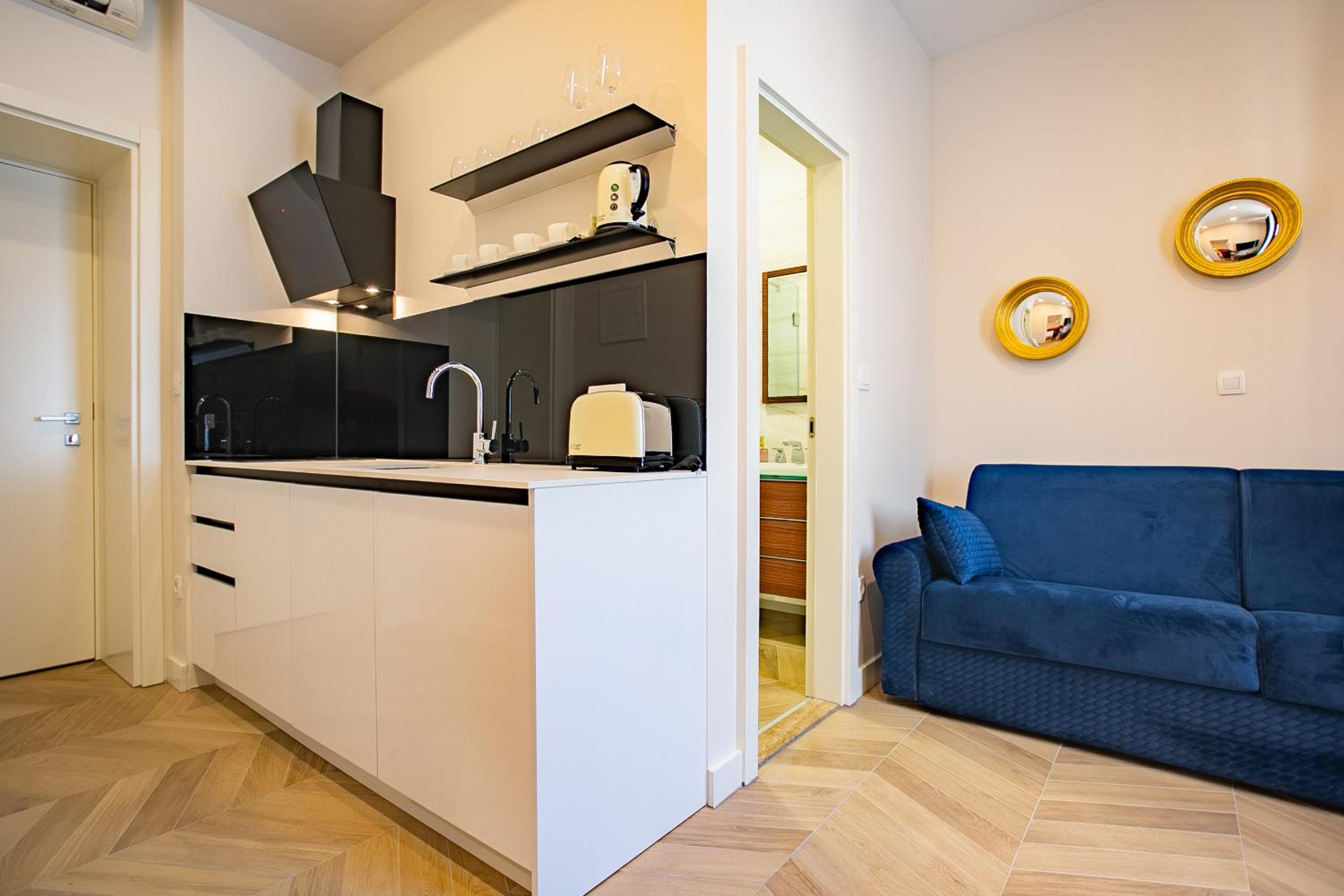 Deluxe Queen Suite - Photo 2
