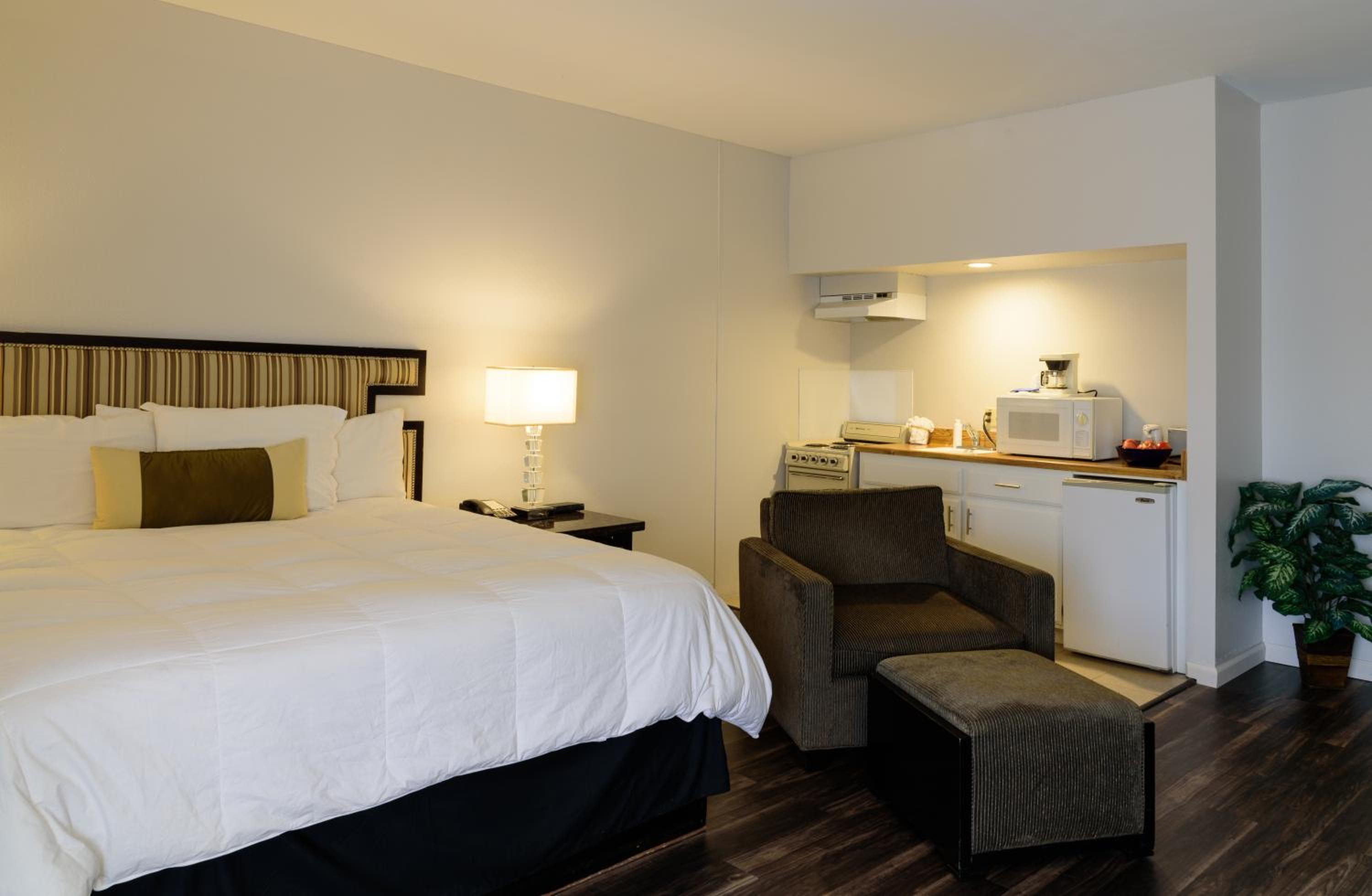 Junior Suite - Non-Smoking photo 2