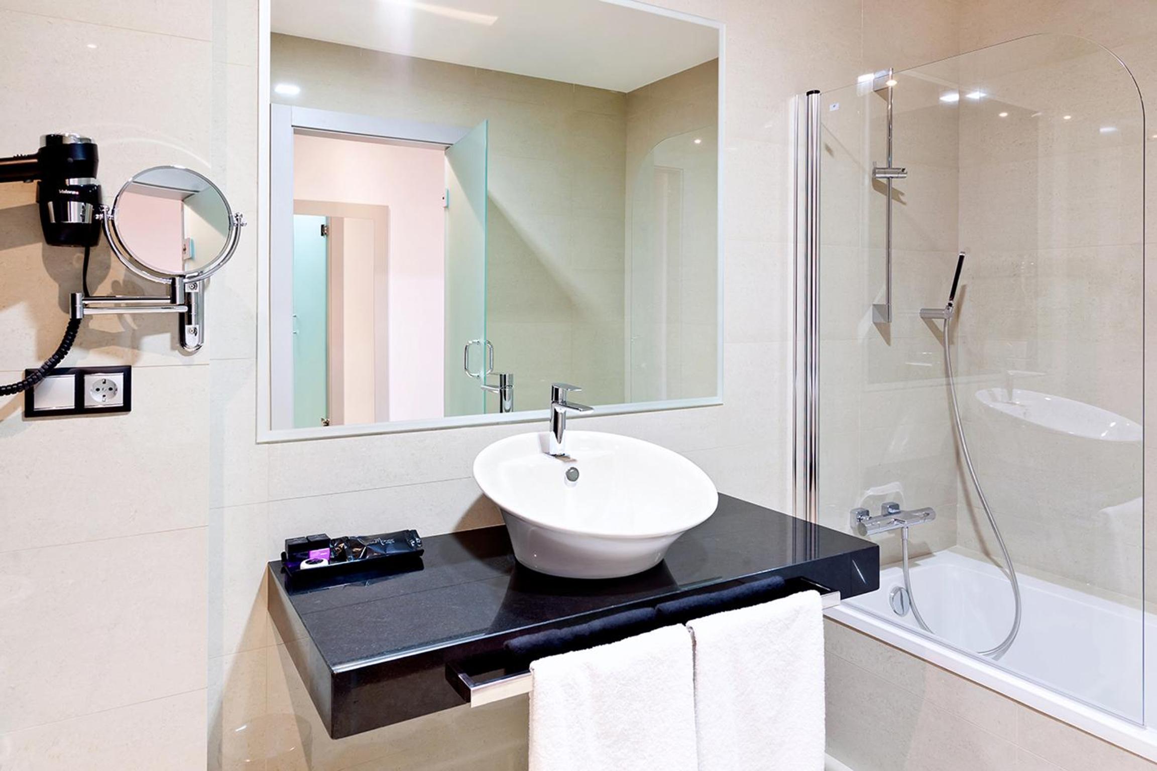 Double Room with Lagoon View - Photo 3