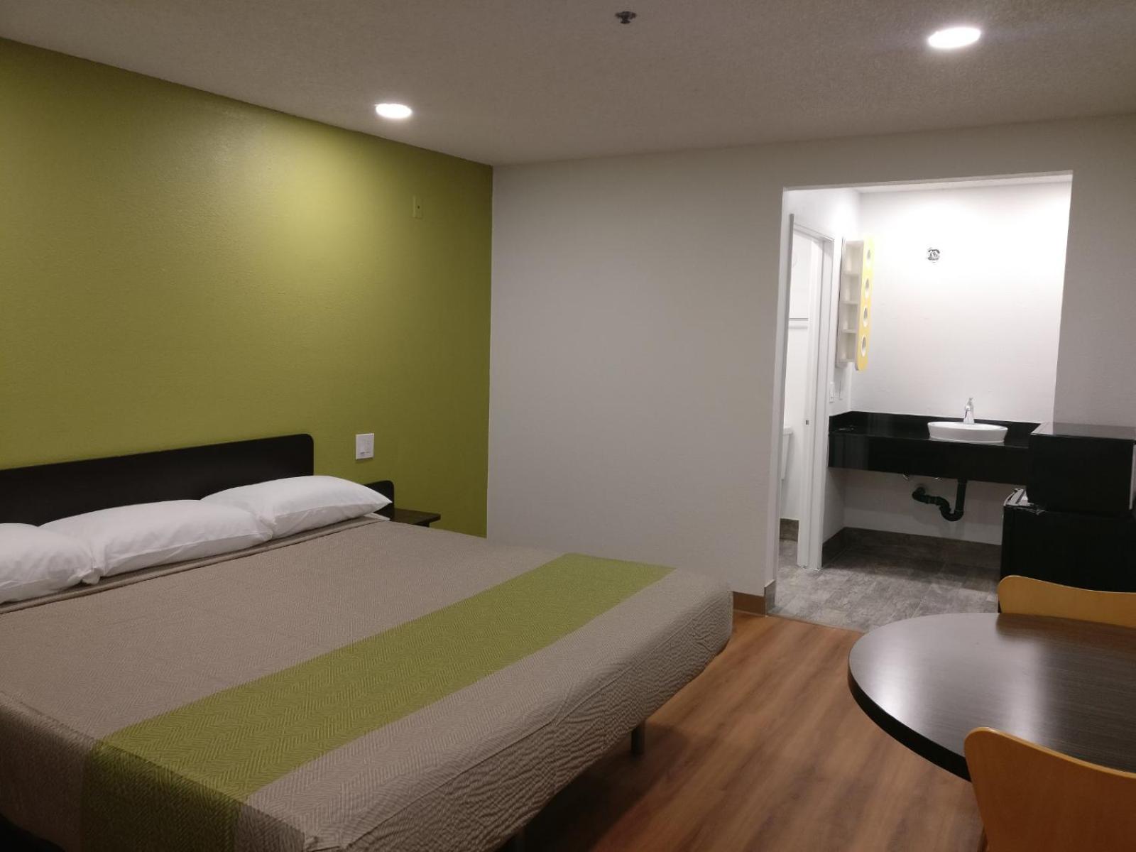 King Room - Non-Smoking photo 1