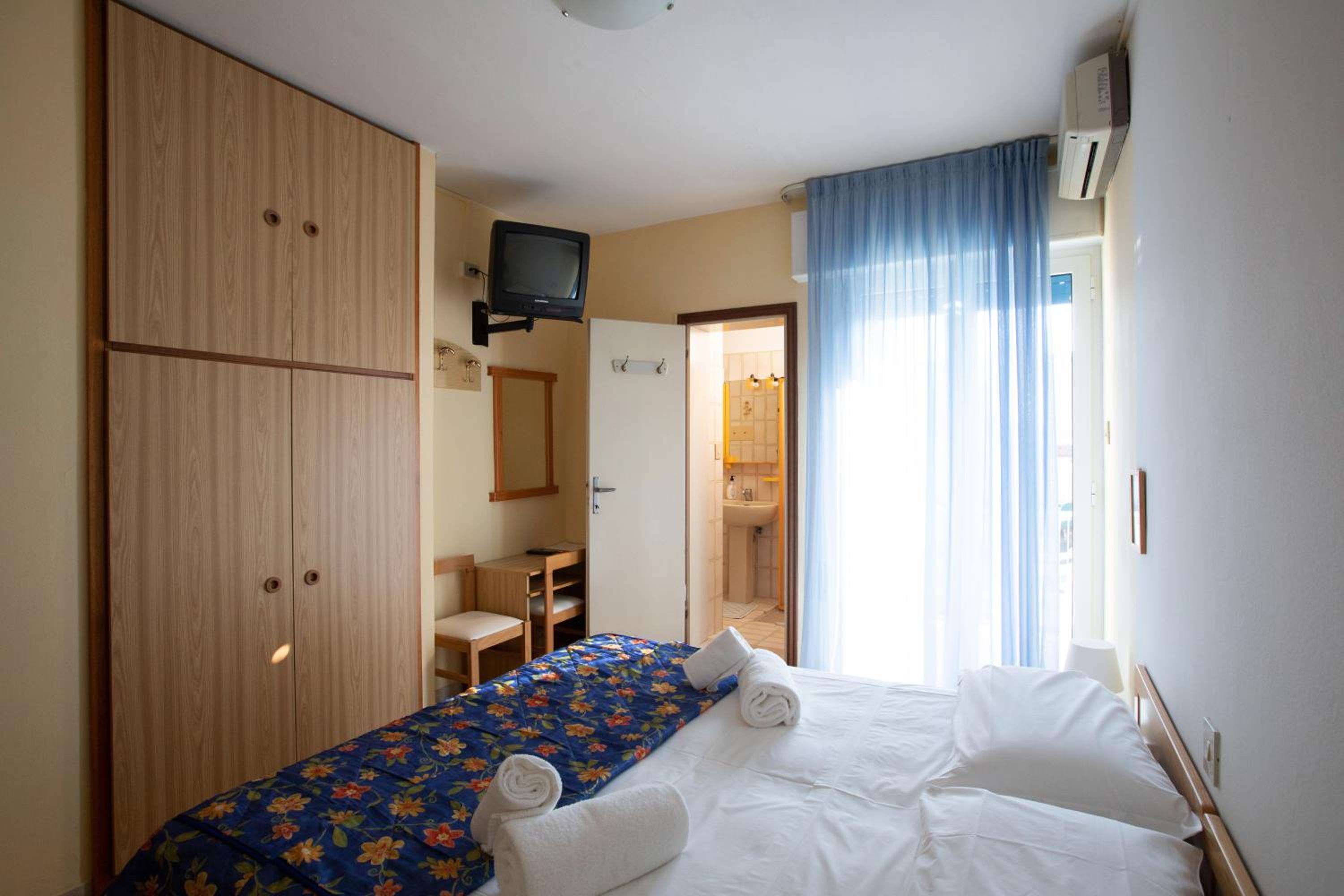 Standard Double Room - Photo 6