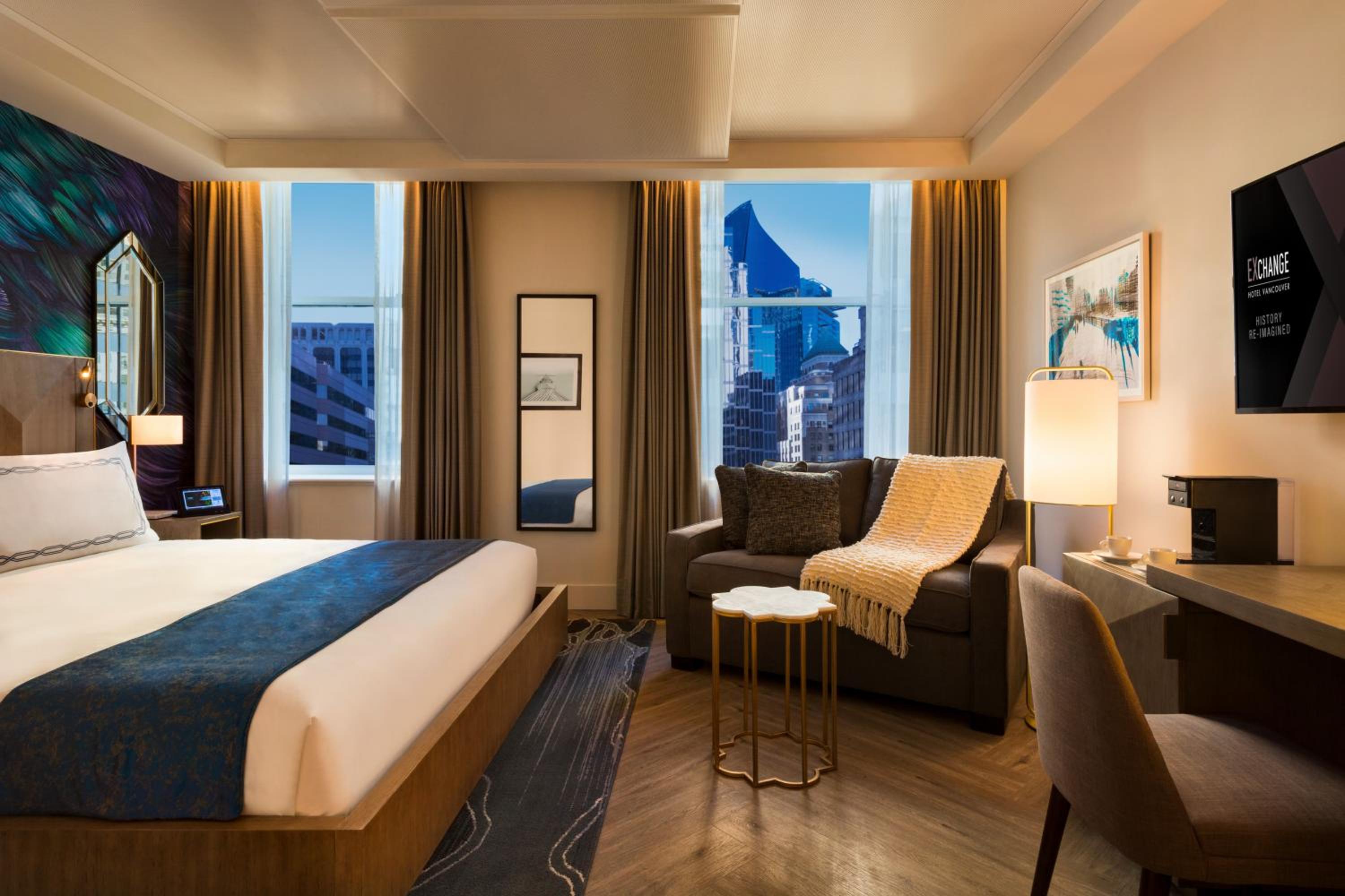 Superior King Room thumbnail 6
