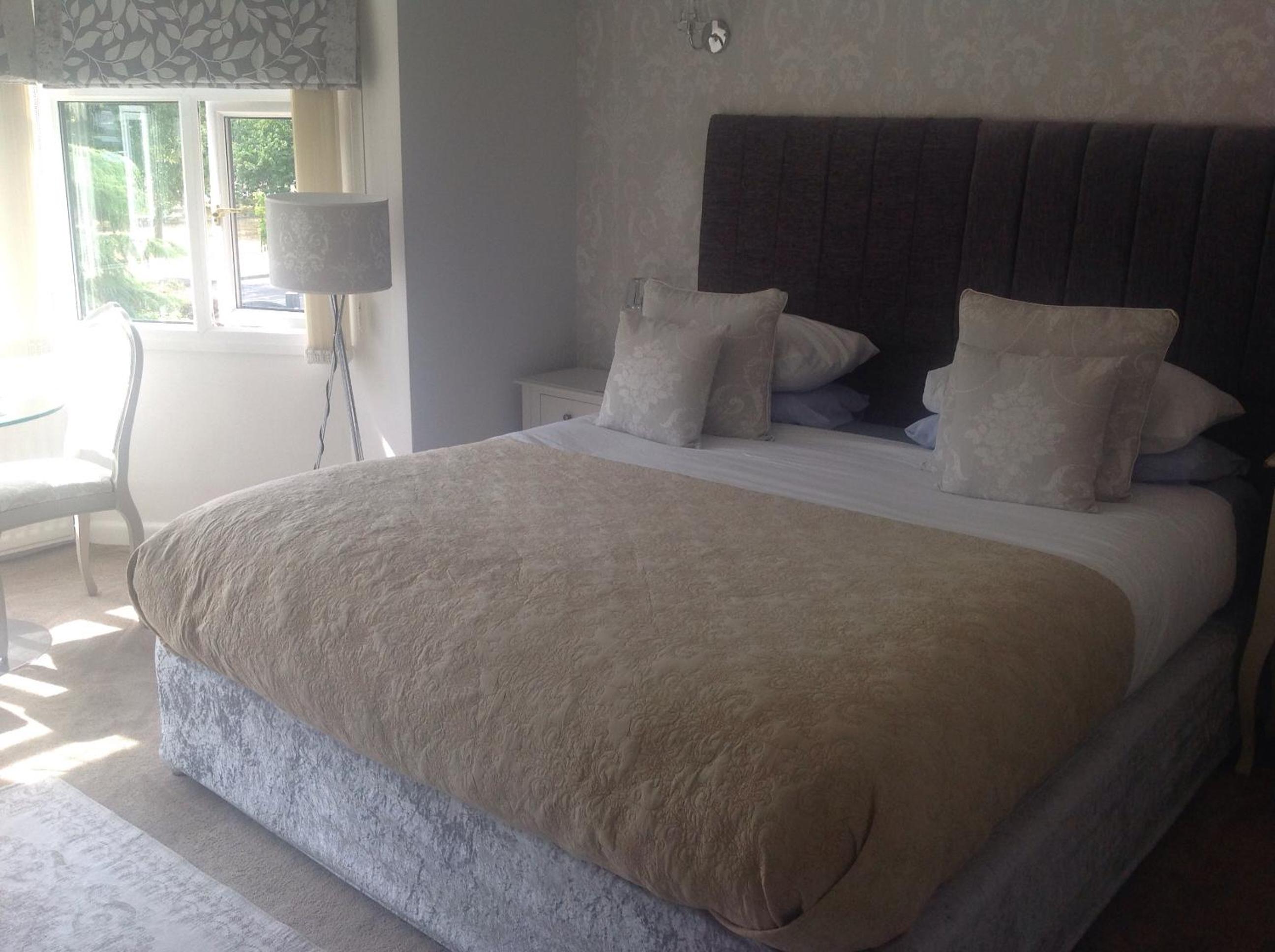 Deluxe King Room - Photo 8