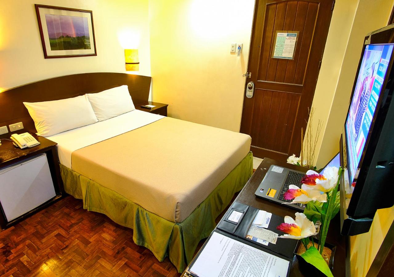 Deluxe Queen Room - Photo 2