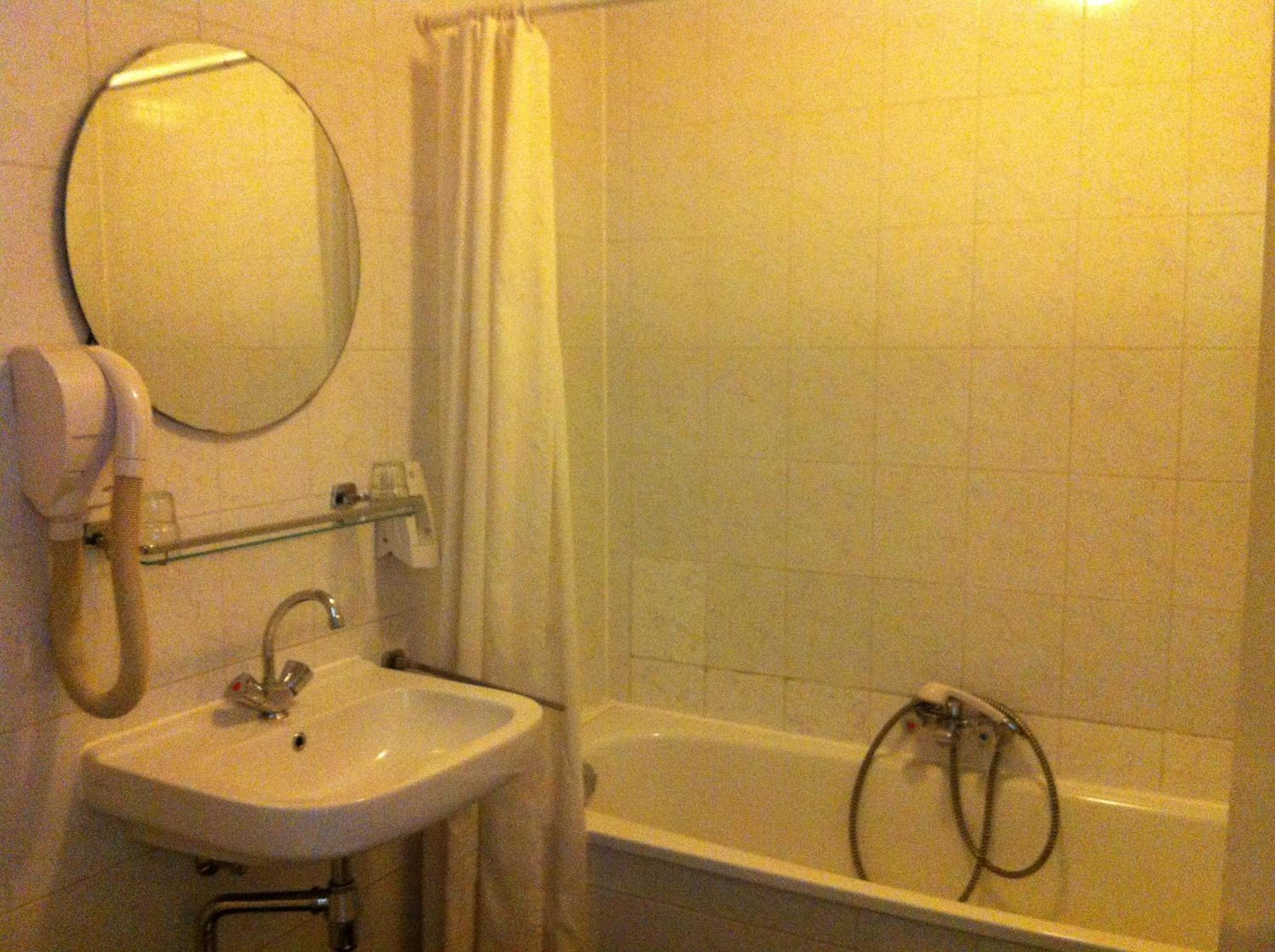 Double or Twin Room thumbnail 6