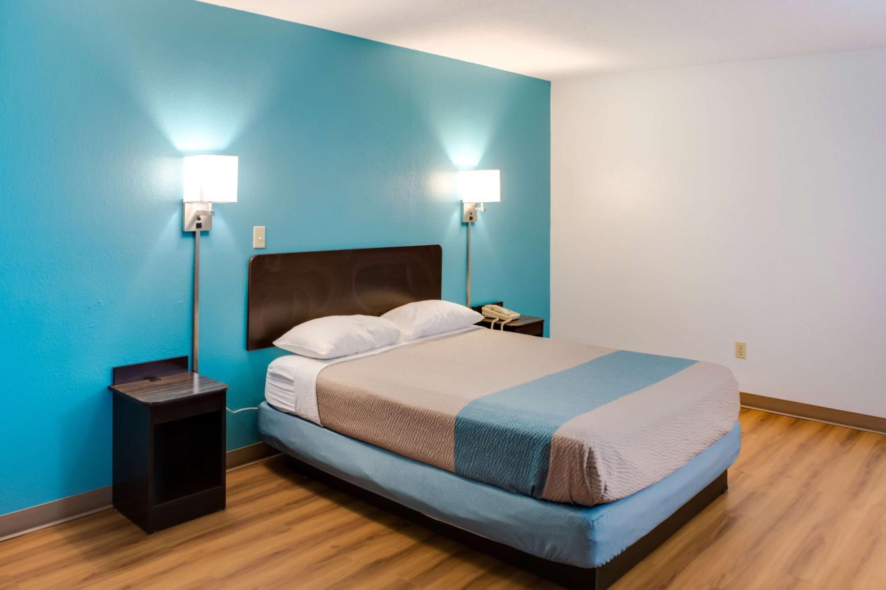 King Room - Non-Smoking - Photo 6
