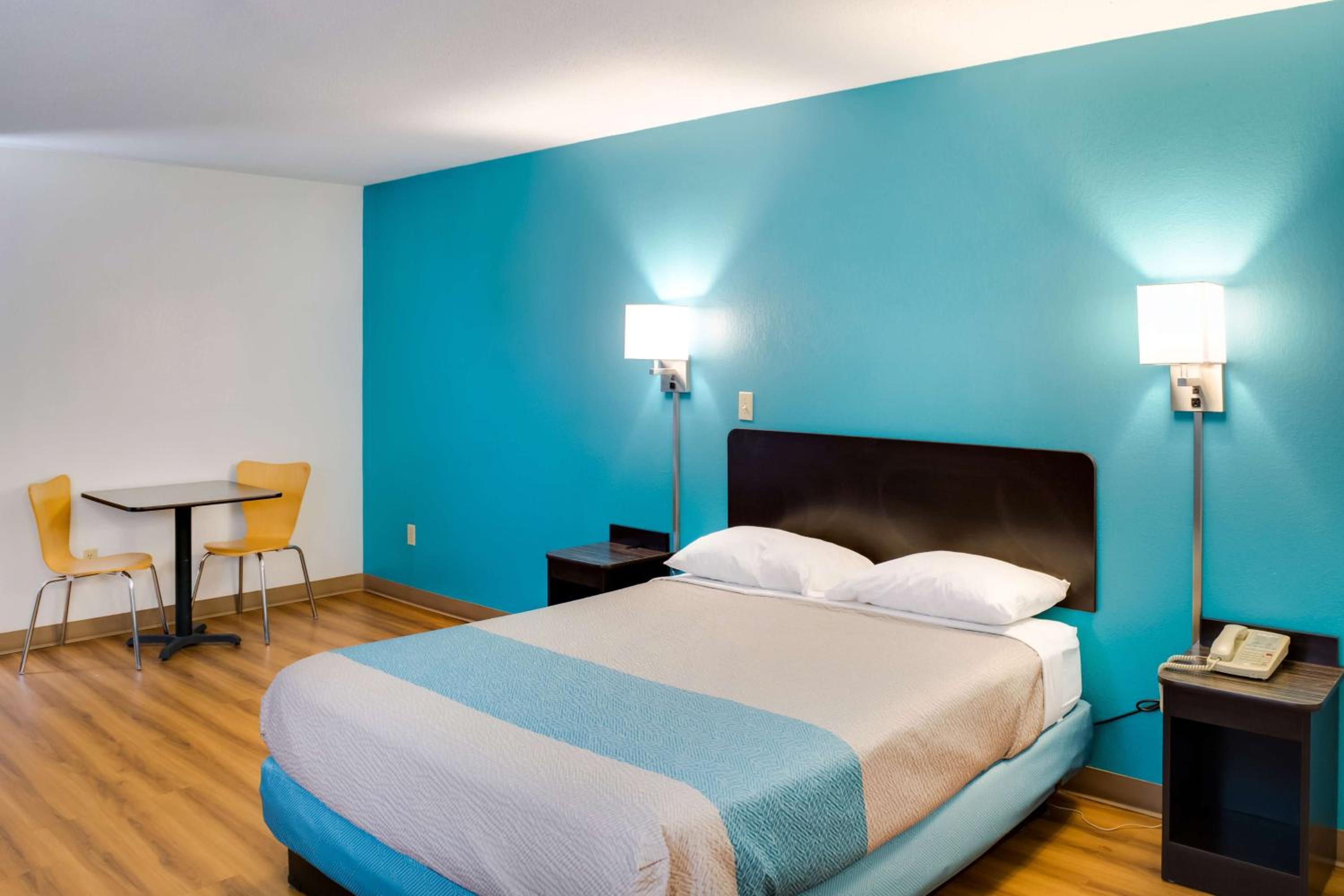 King Room - Non-Smoking - Photo 5