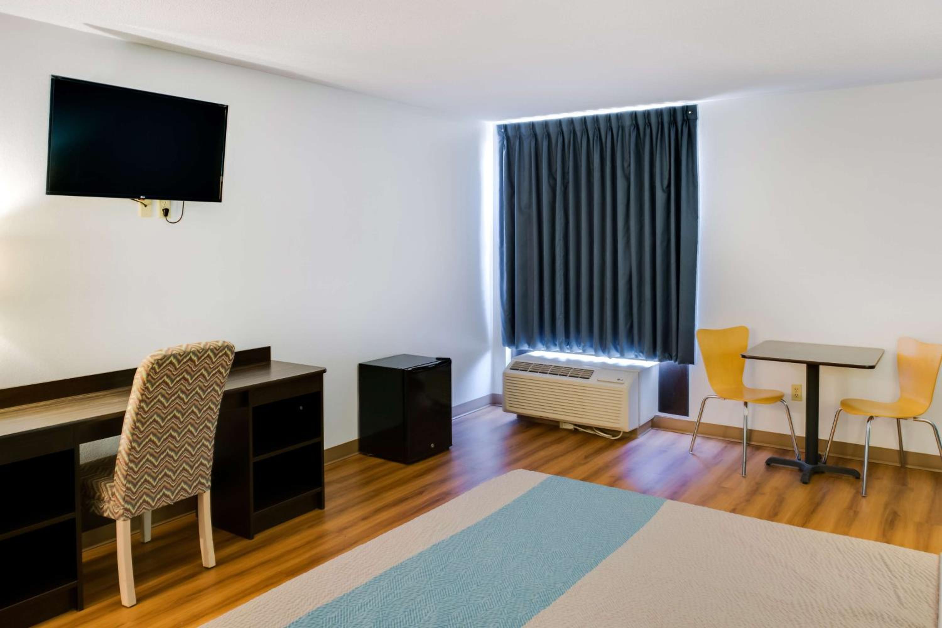 King Room - Non-Smoking - Photo 7
