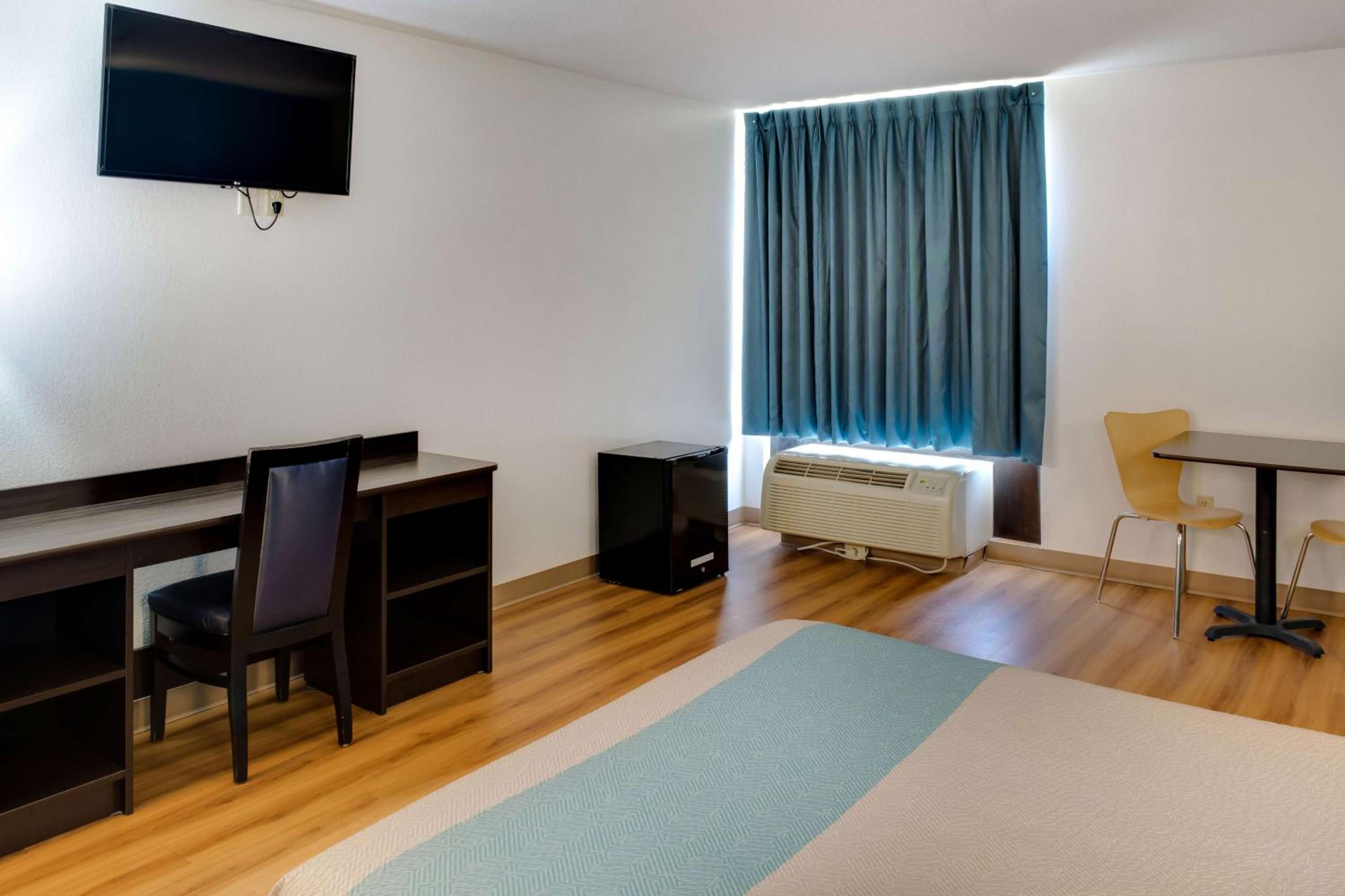 King Room - Non-Smoking - Photo 1