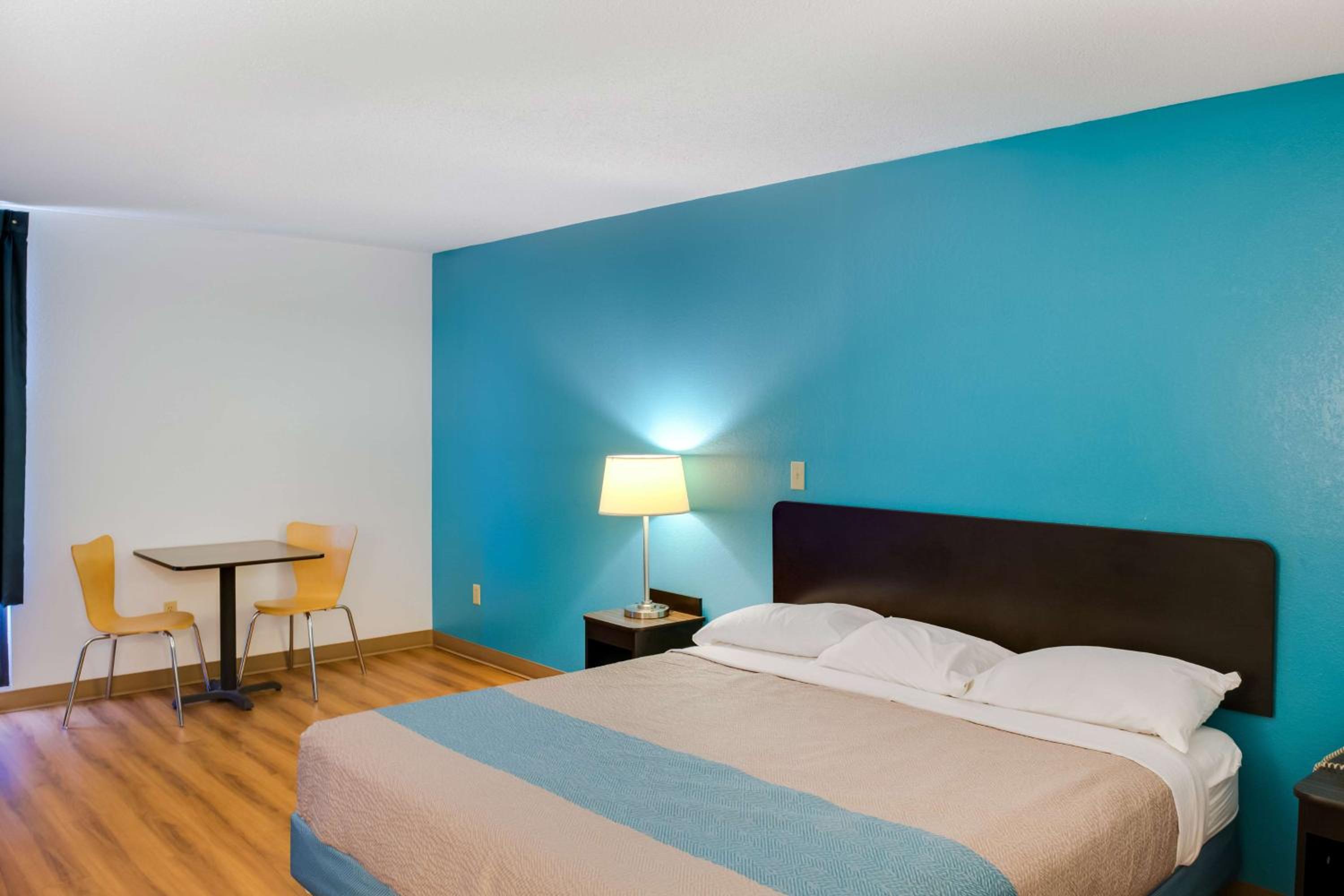 King Room - Non-Smoking - Photo 4
