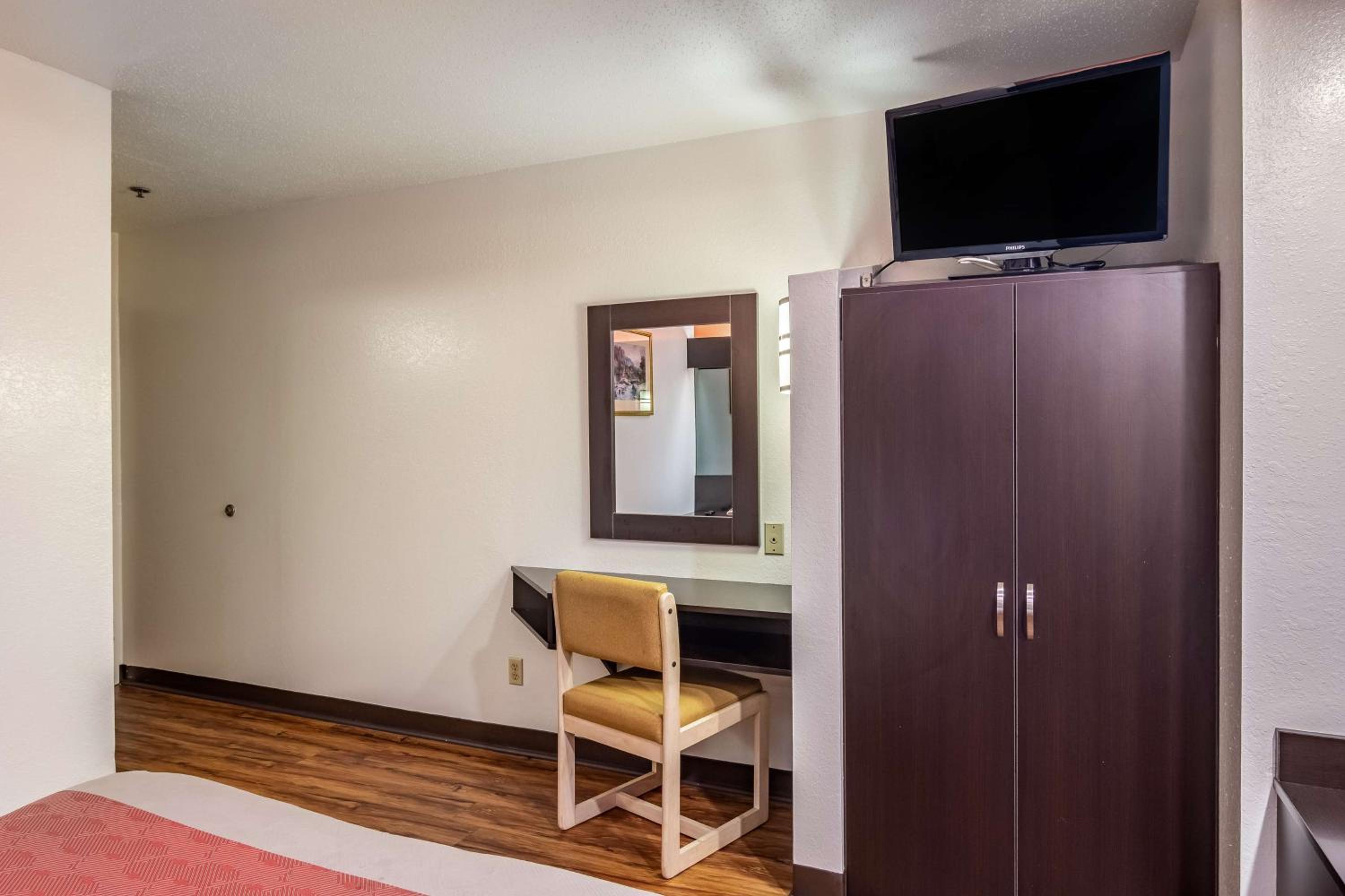 Queen Room - Non-Smoking - Photo 6