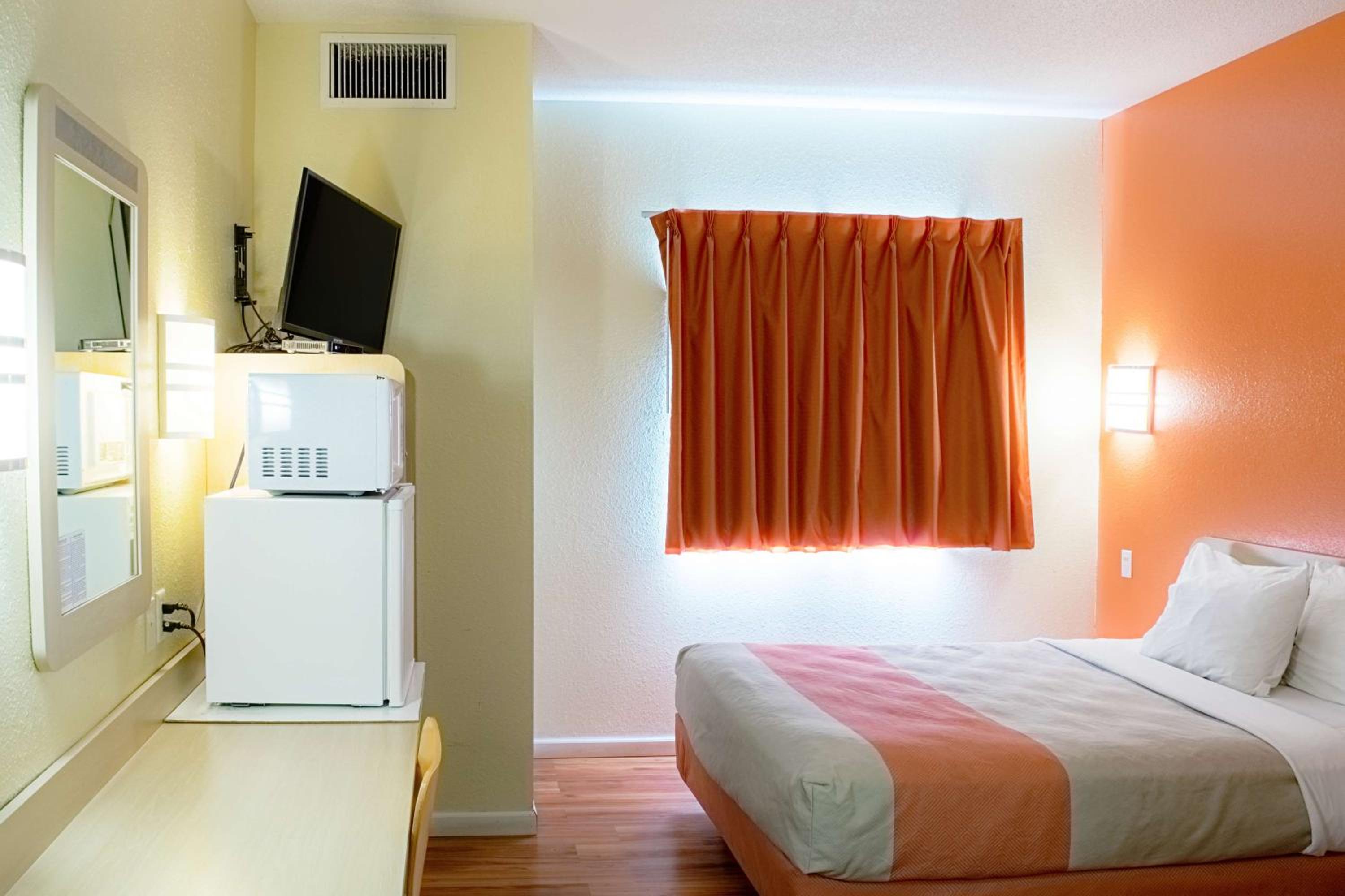 Queen Room - Disability Access - Non-Smoking
