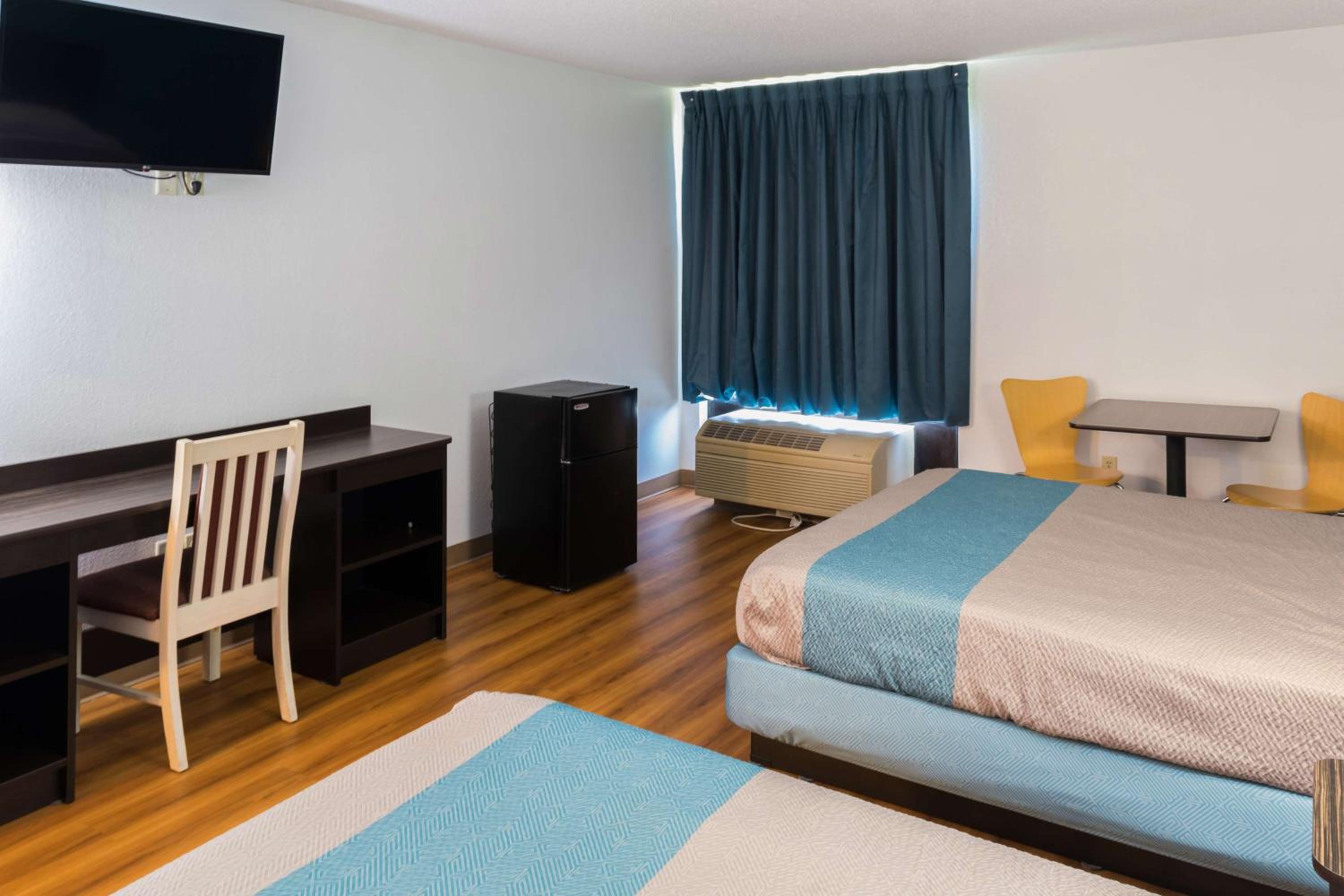 Queen Room with Two Queen Beds - Non-Smoking - Photo 2