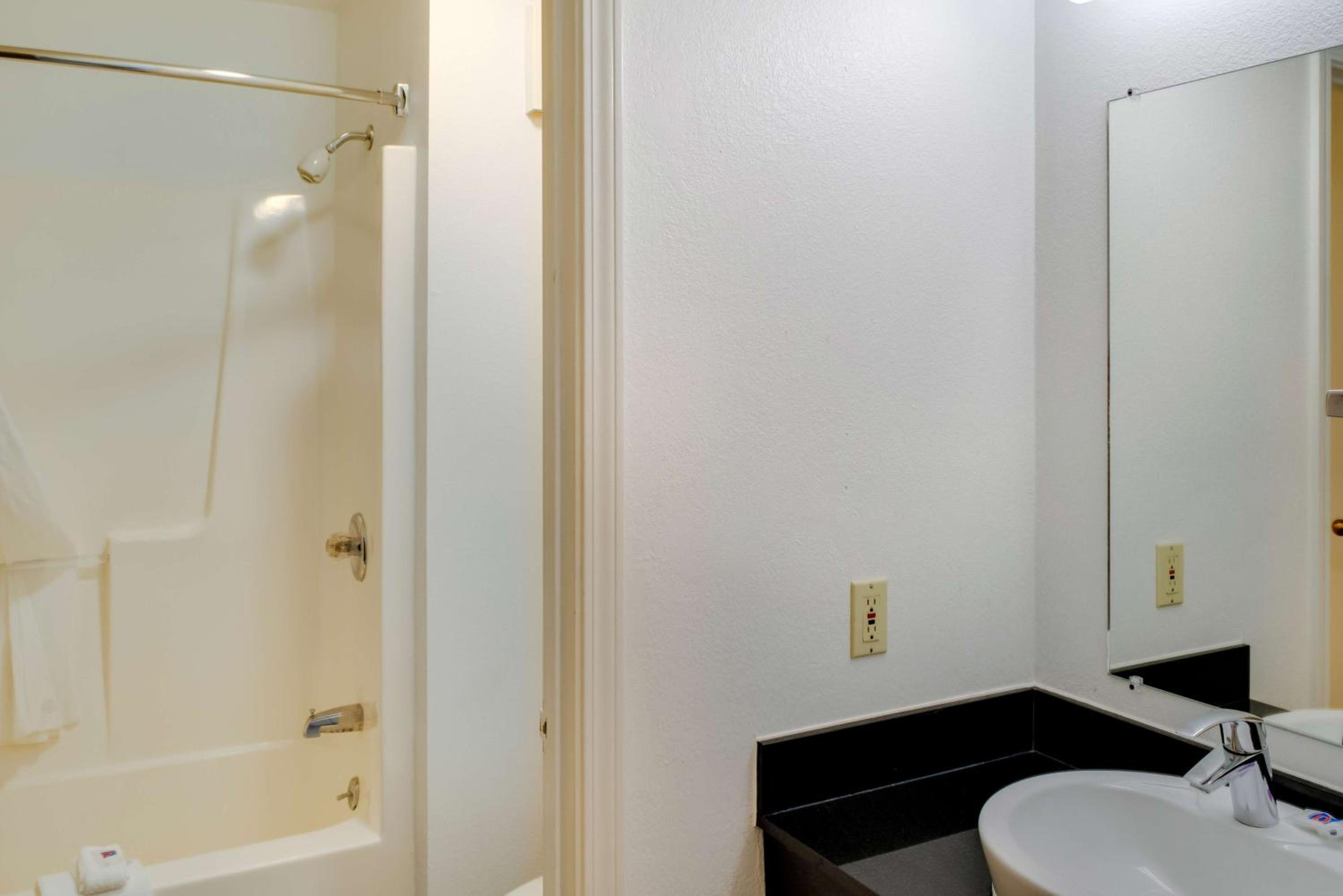 King Room - Non-Smoking - Photo 2