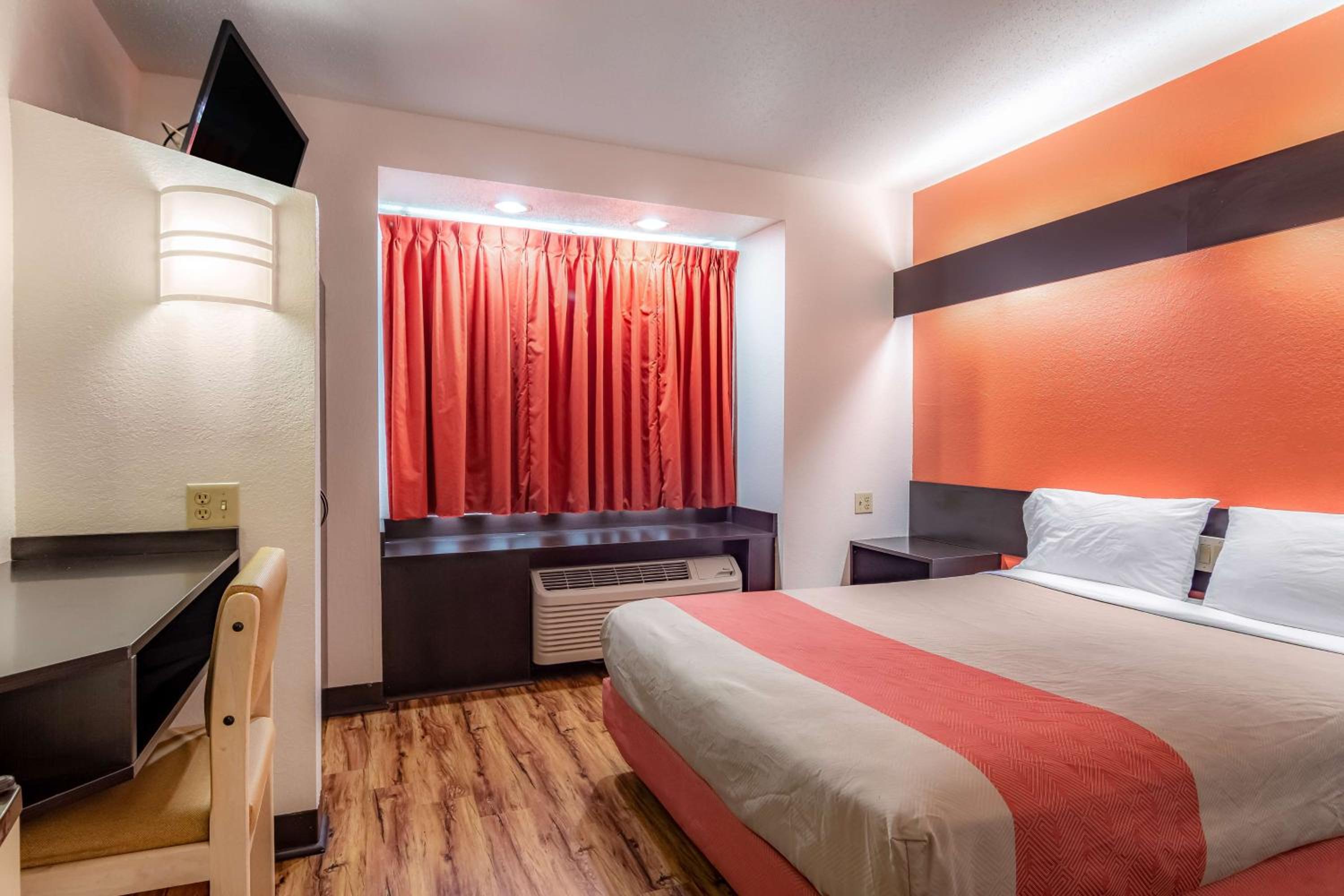 Queen Room - Non-Smoking - Photo 8