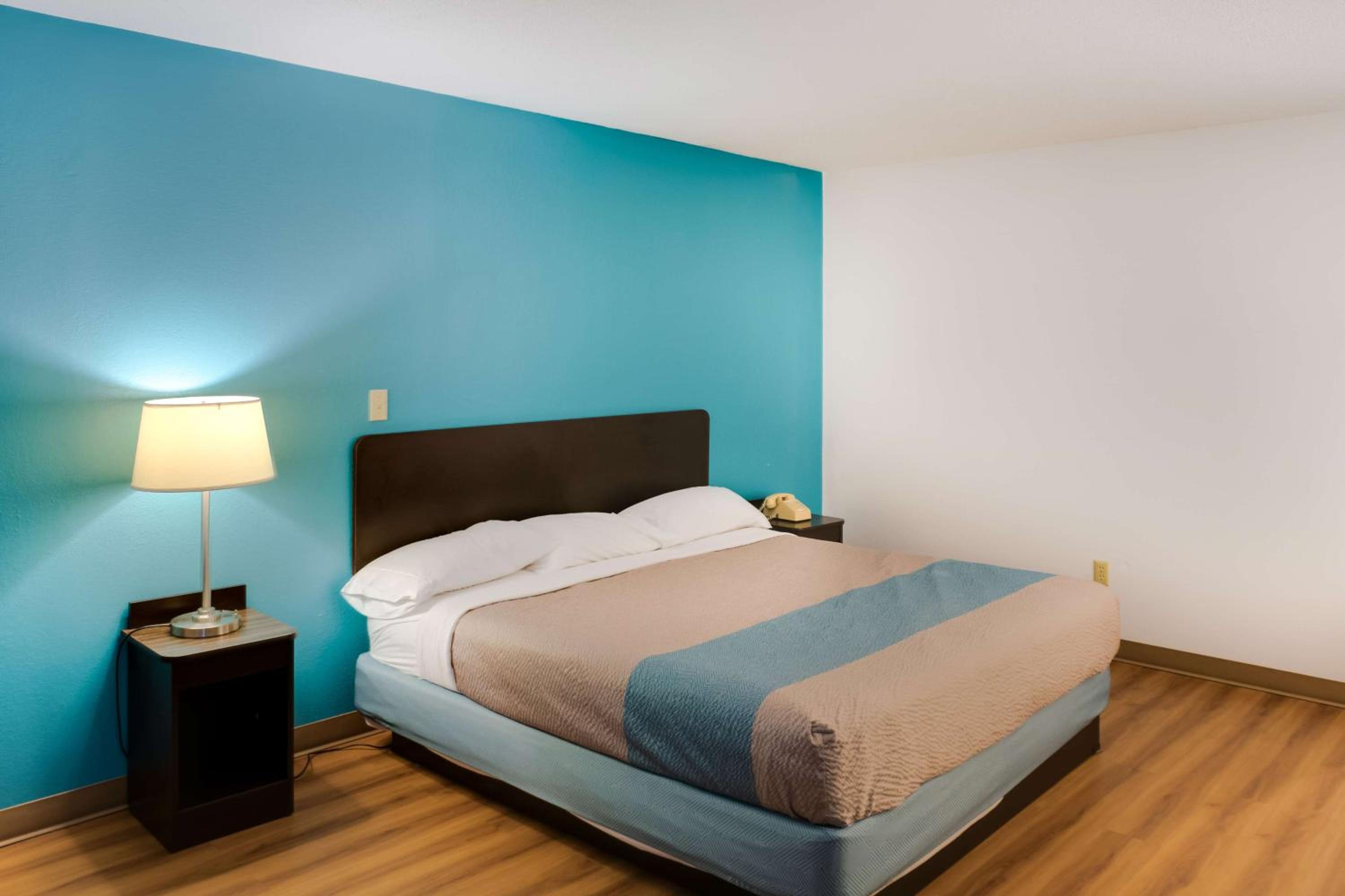 King Room - Non-Smoking - Photo 3