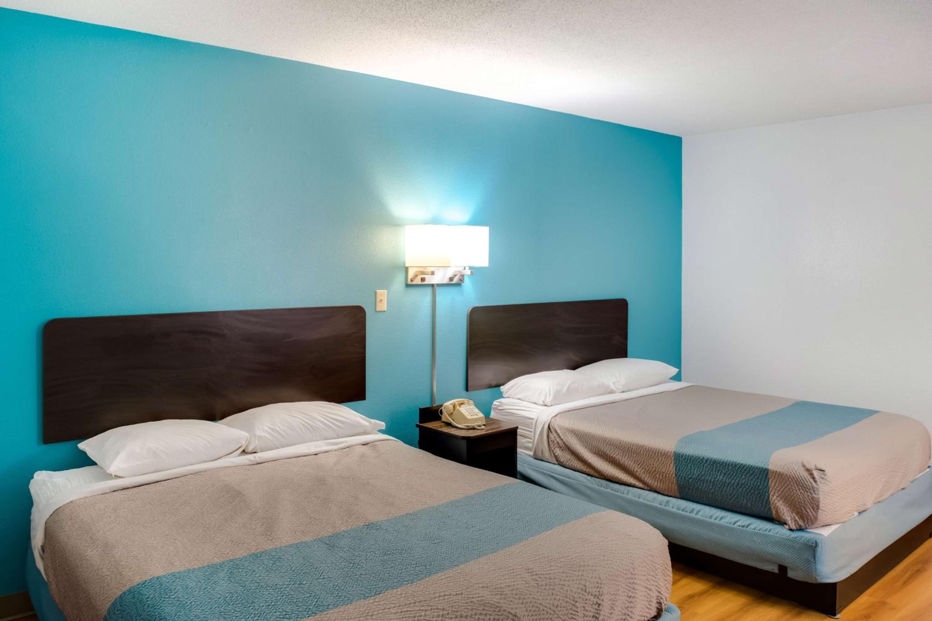 Queen Room with Two Queen Beds - Non-Smoking - Photo 4