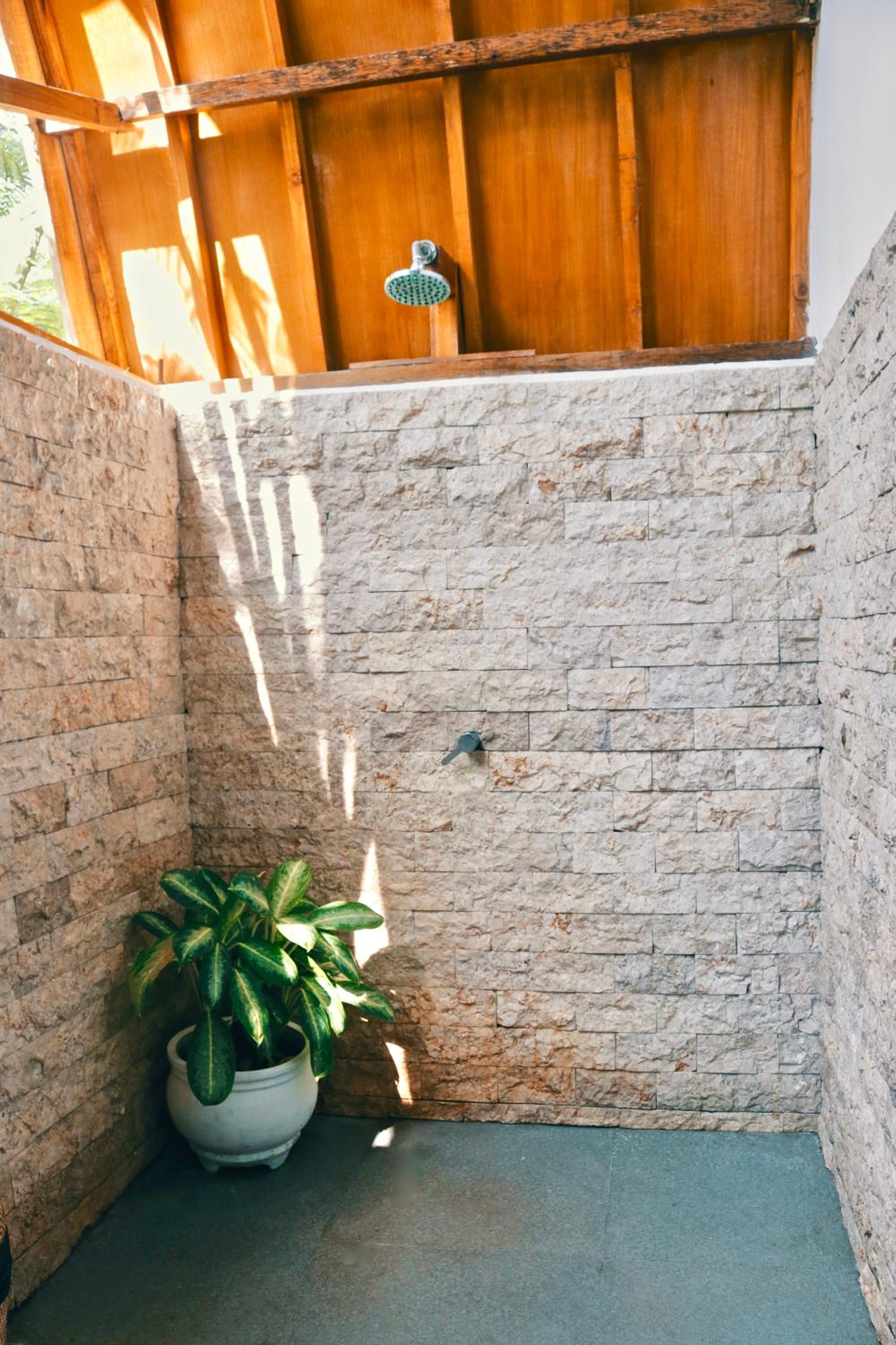 Bungalow with Balcony - Photo 16