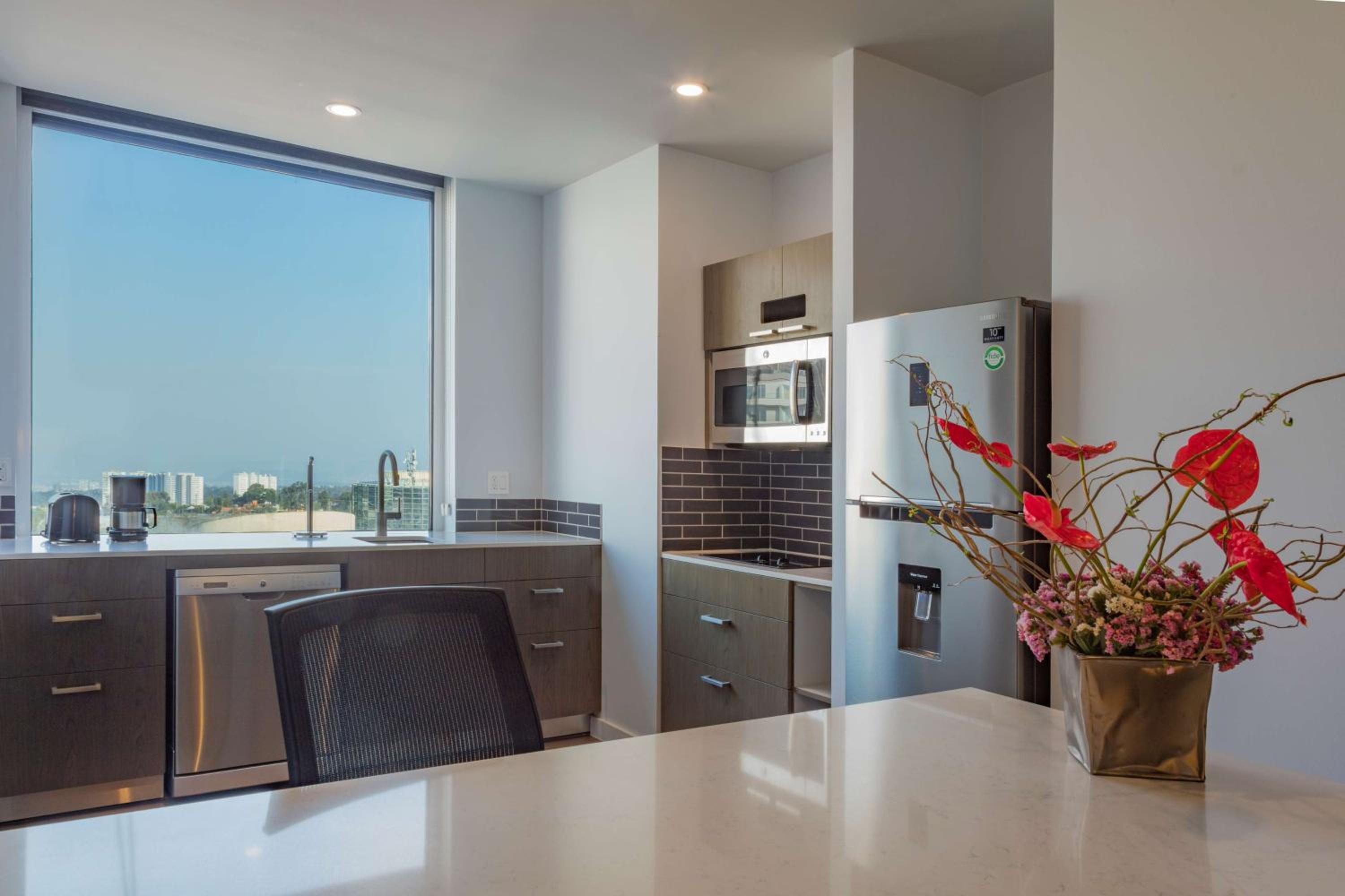 One-Bedroom Suite with Two Queen Beds and Kitchen photo 3