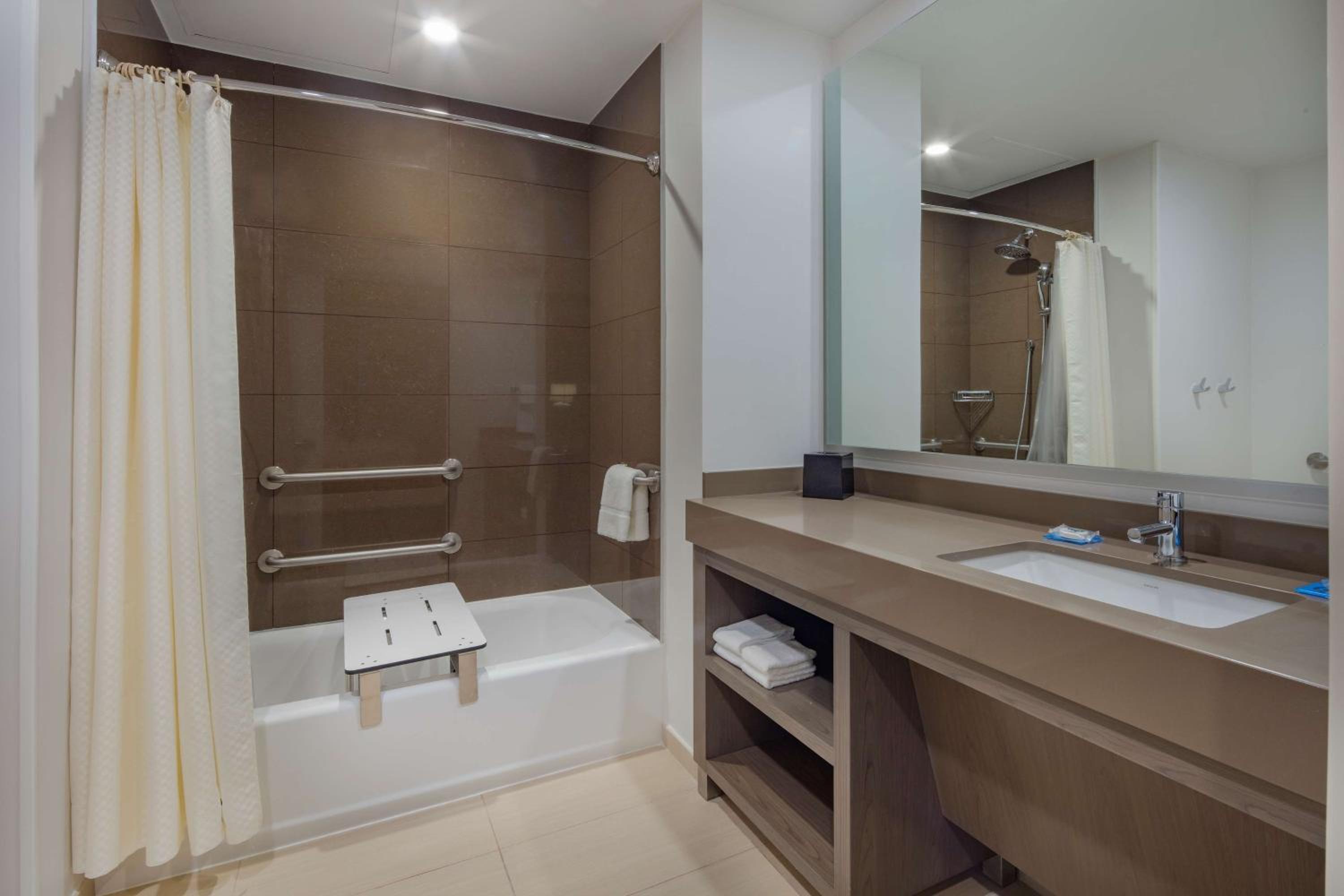 King Suite with Roll-In Shower - Disability Access photo 3