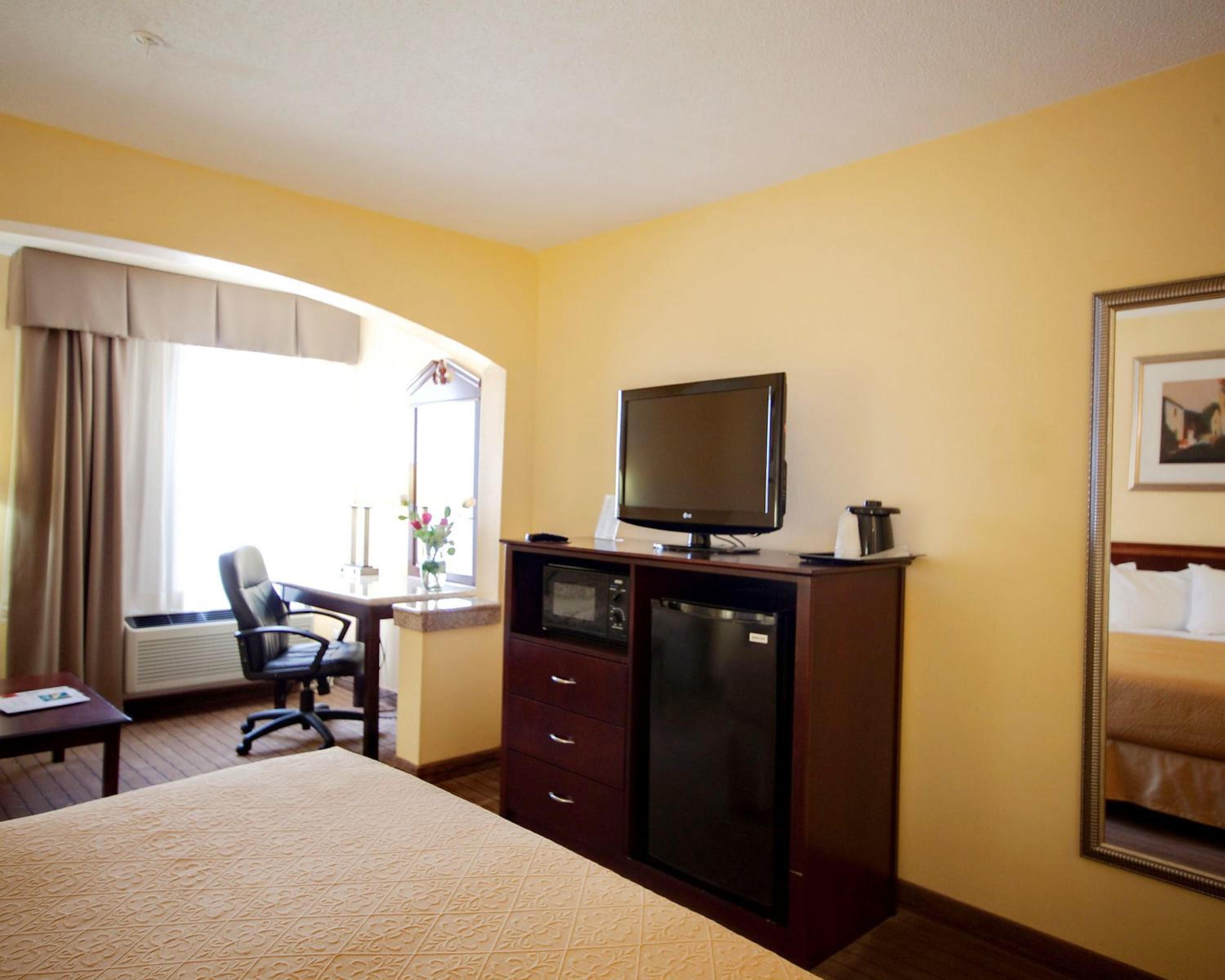 King Room - Non-Smoking - Photo 3