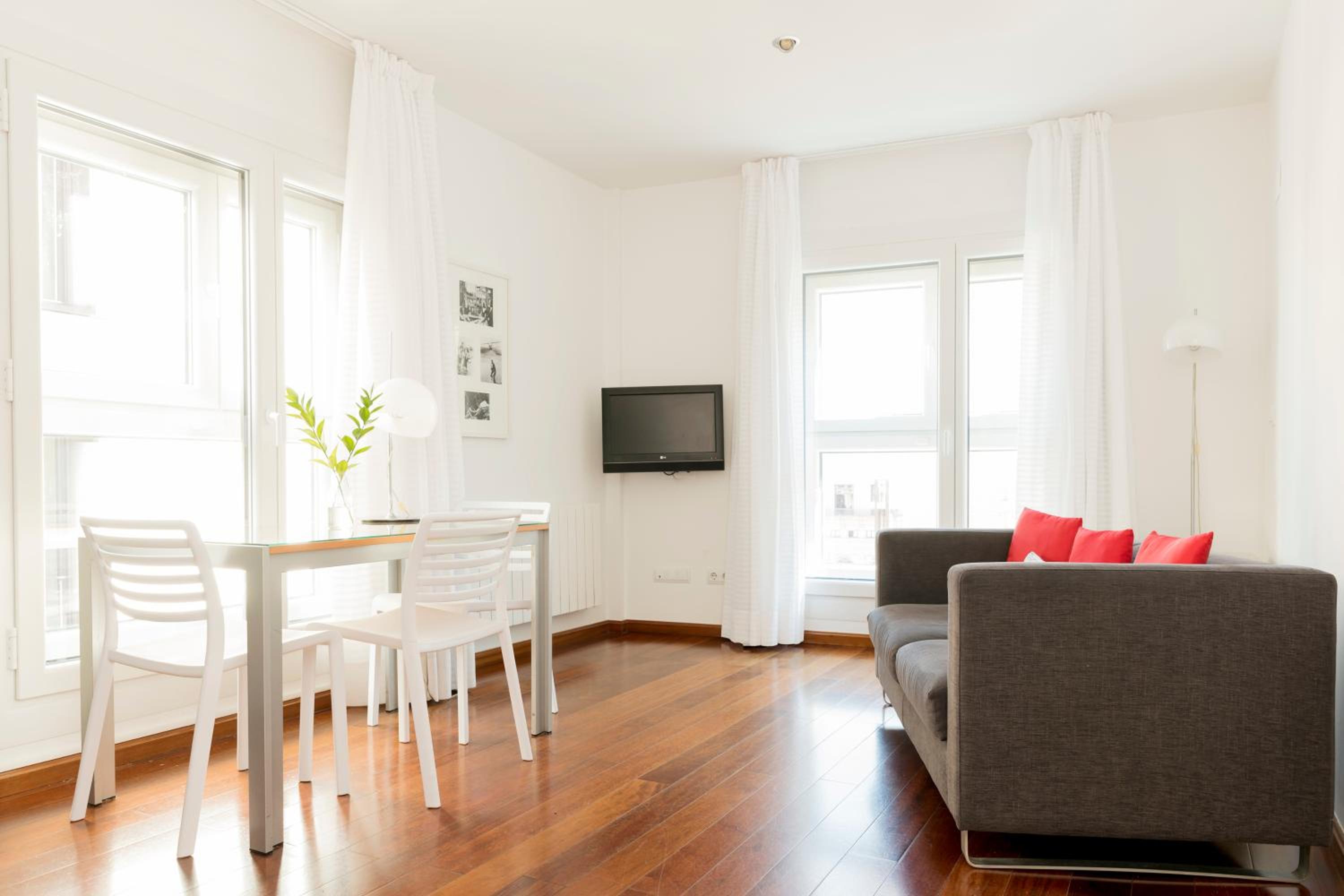 One-Bedroom Apartment with View - Photo 1
