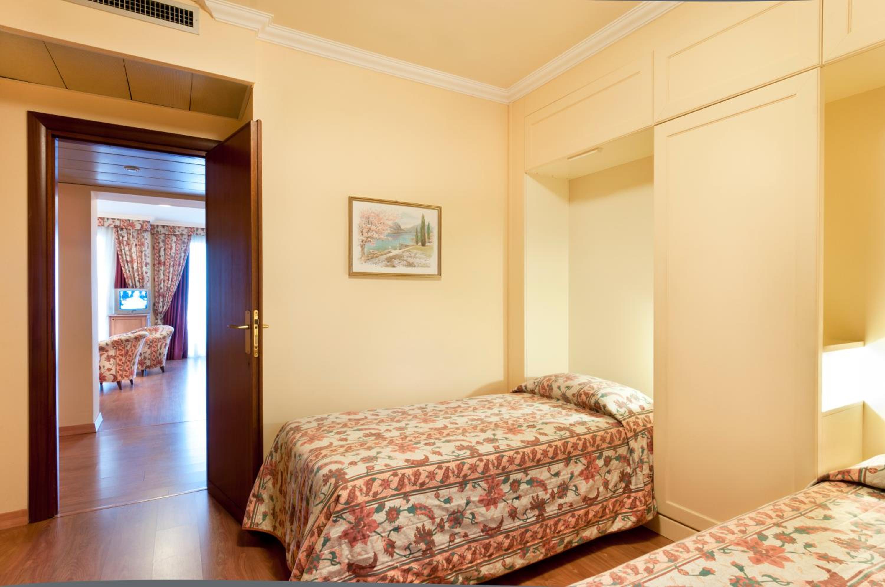 Three-Bedroom Apartment with Lake View photo 2