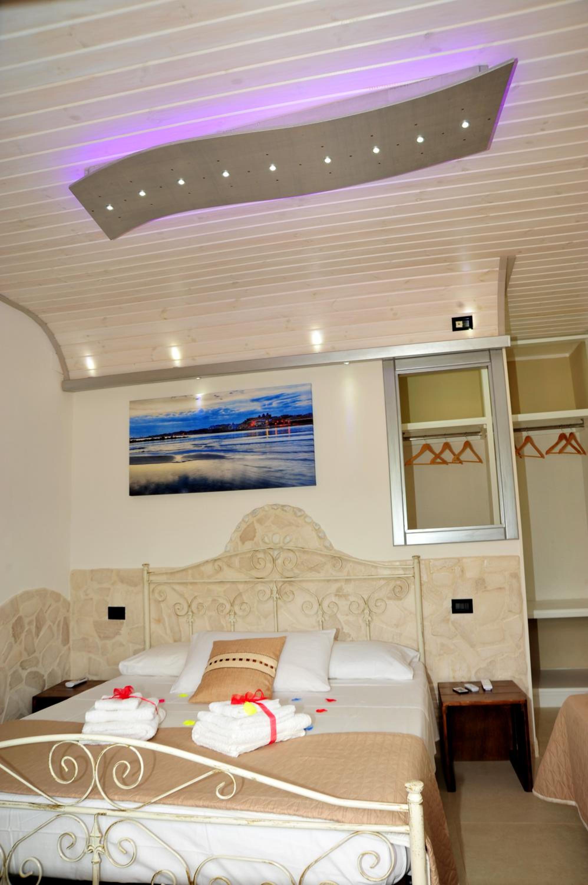 Standard Double Room - Photo 15