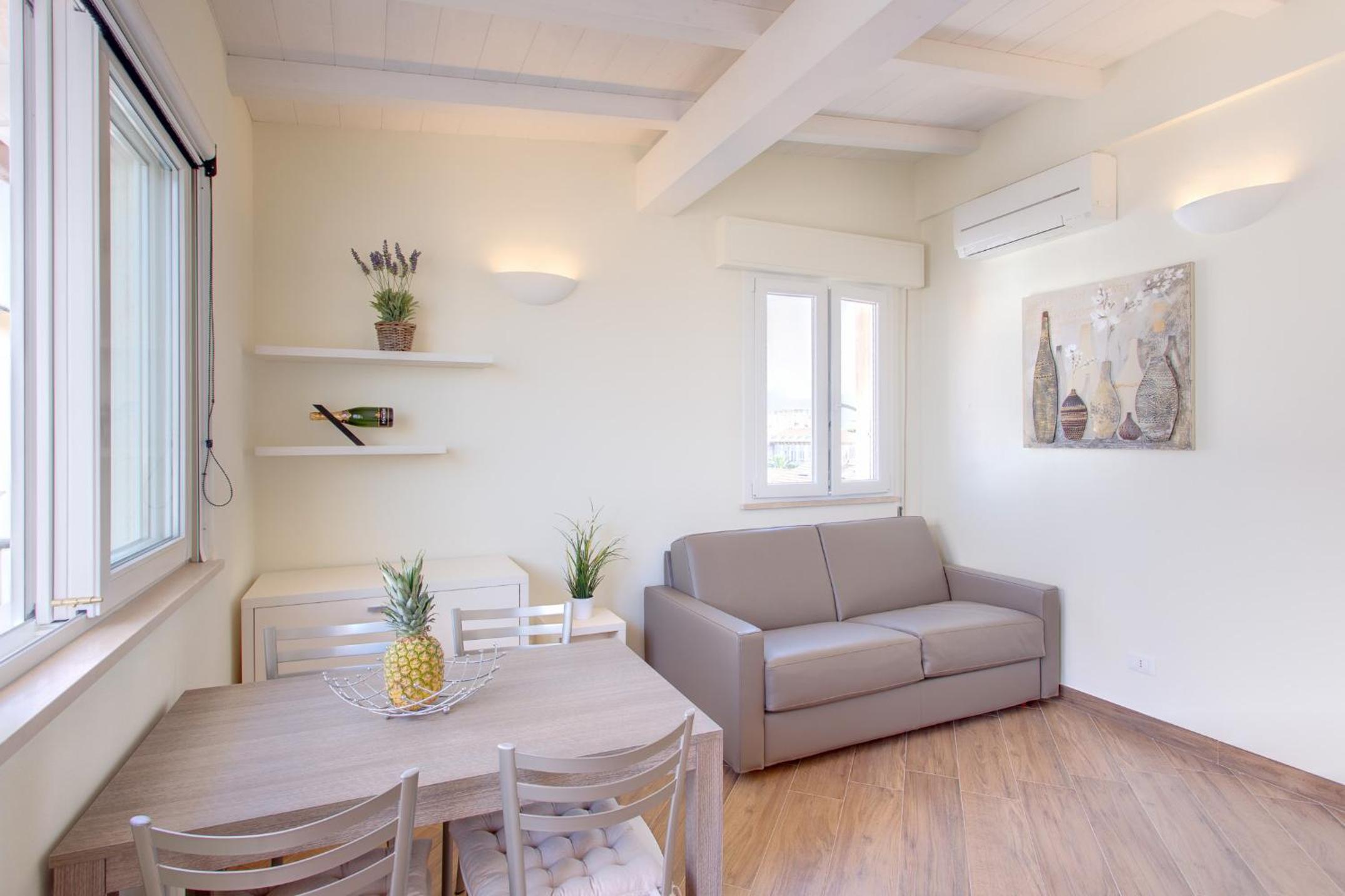 One Bedroom Apartment with Lateral Sea View