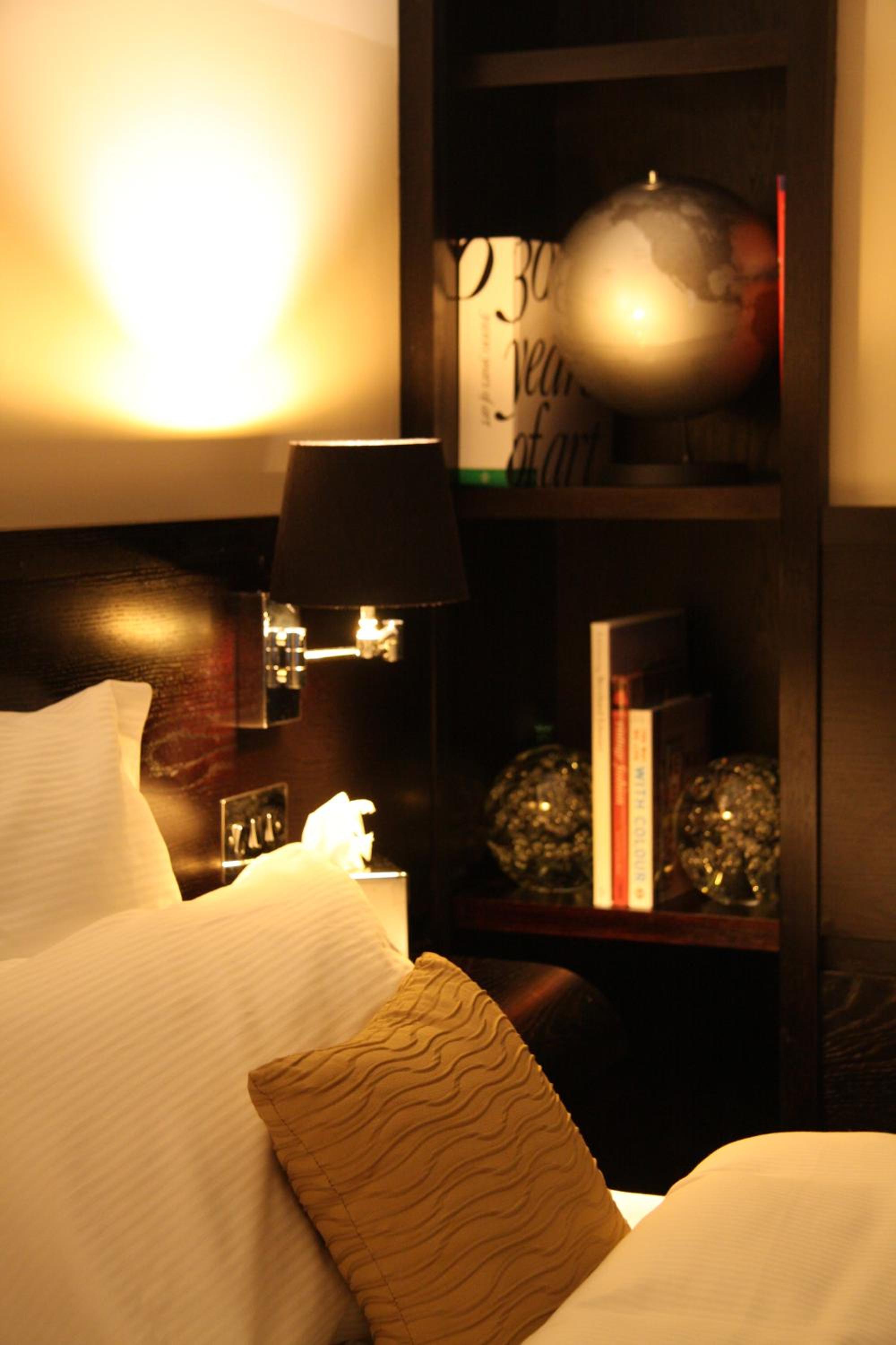 V Corner Studio Room