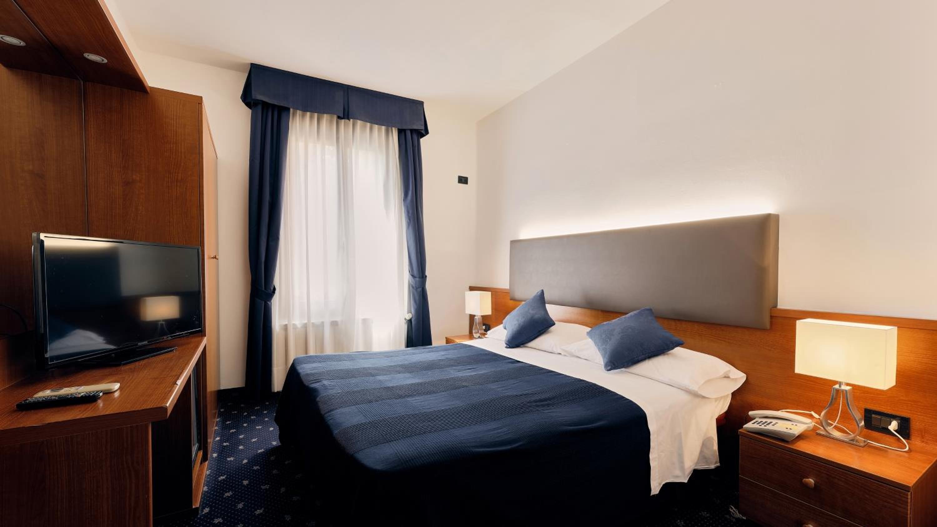 Double or Twin Room - Photo 3