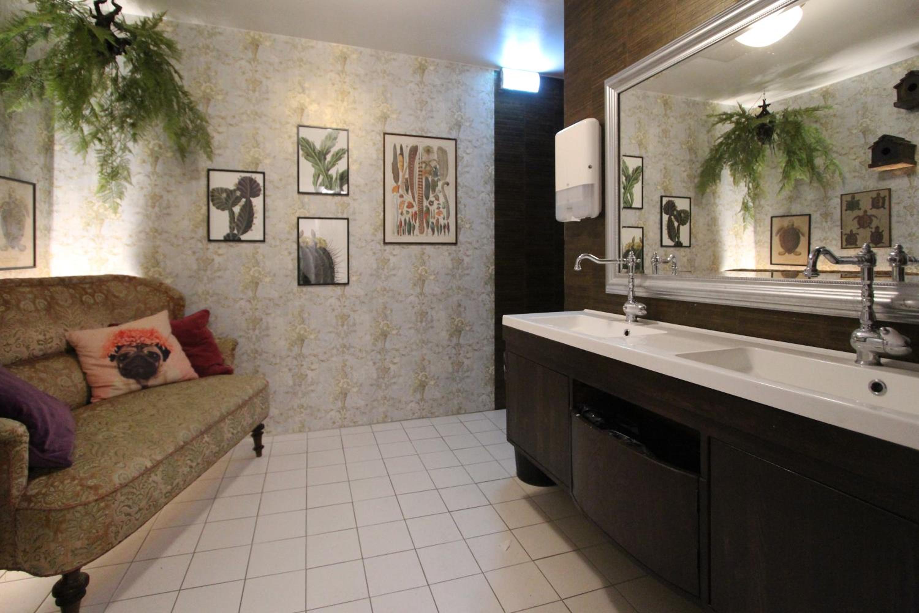 Twin Room with Shared Bathroom - Photo 8