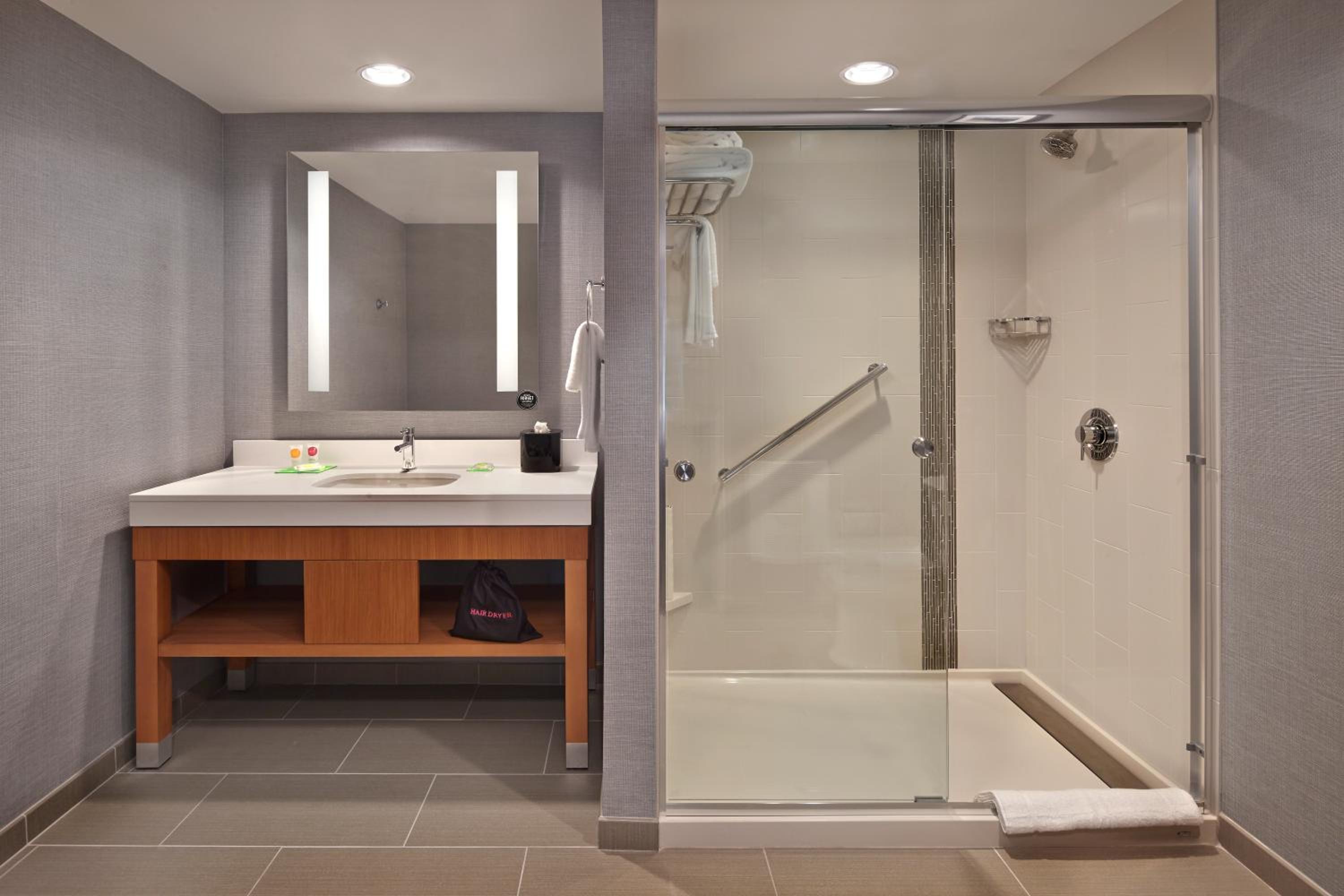 King Room with Sofa Bed and Accessible Tub - Disability Access photo 3