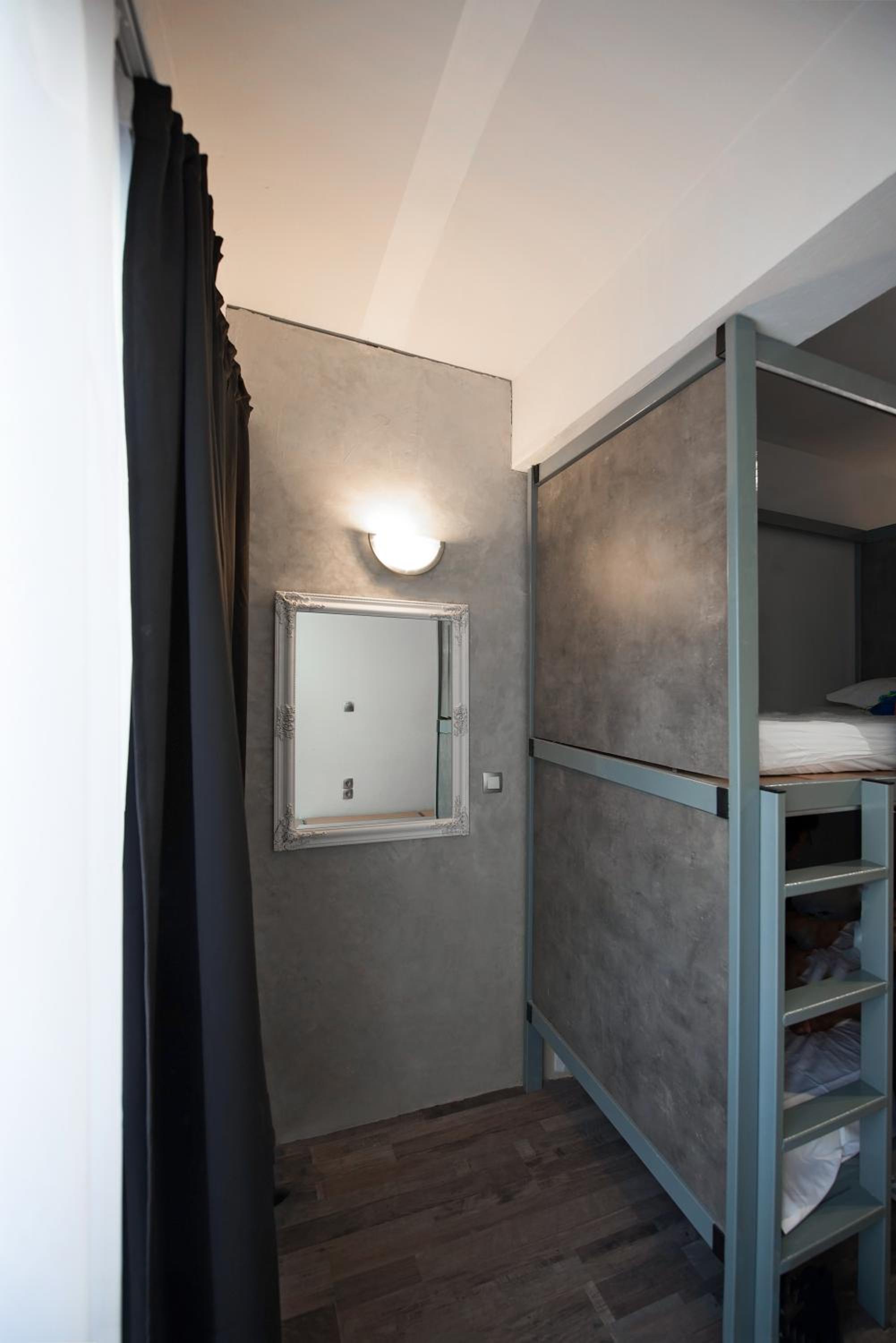 Bed in 6-Bed Female Dormitory Room photo 3