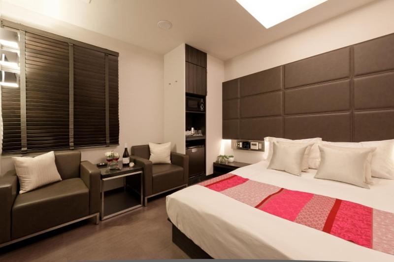 Double Room with Private Bathroom - Check in at 22:00 - Check out at 12:00 - Photo 3