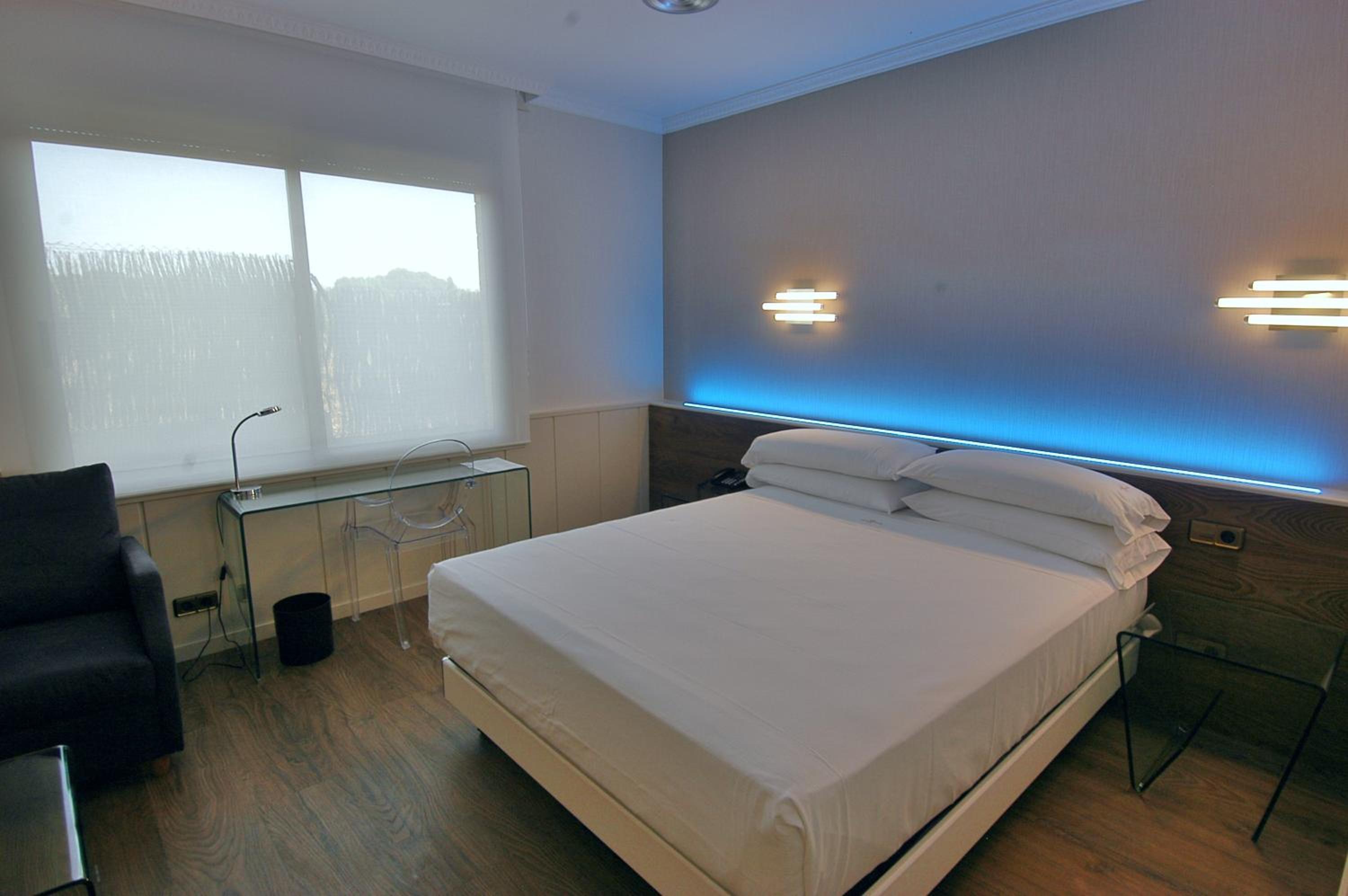 Villa with Hot Tub and Terrace - Photo 7