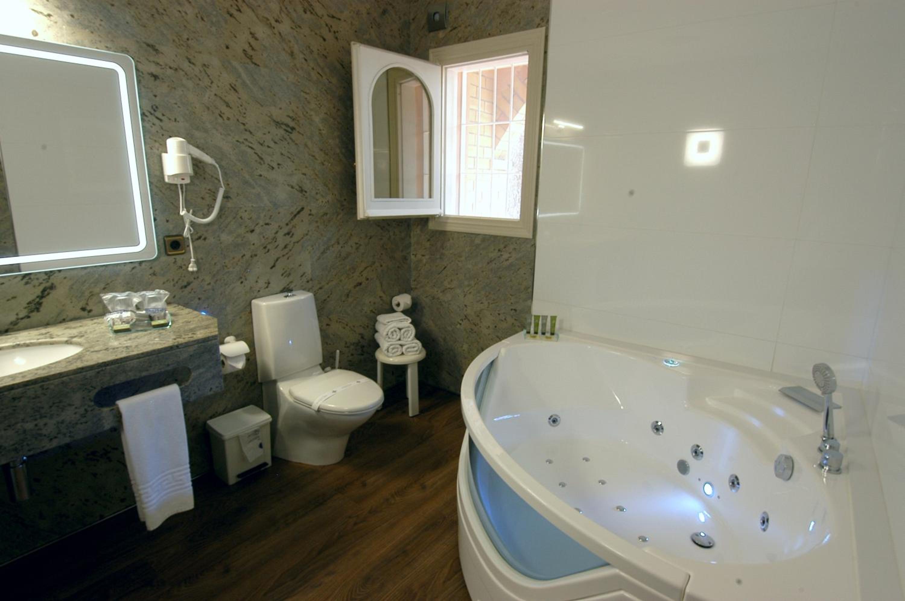 Villa with Hot Tub and Terrace - Photo 6