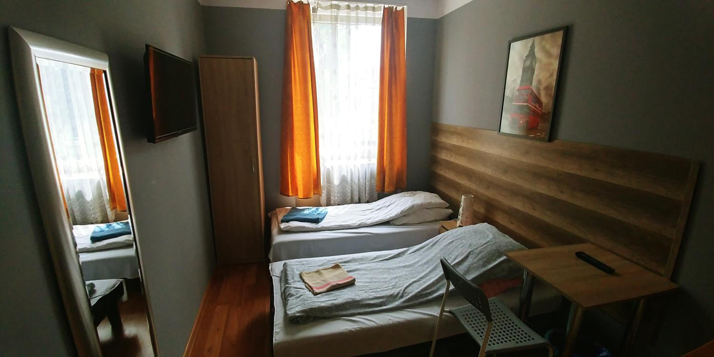 Double Room with Private Bathroom - Photo 10