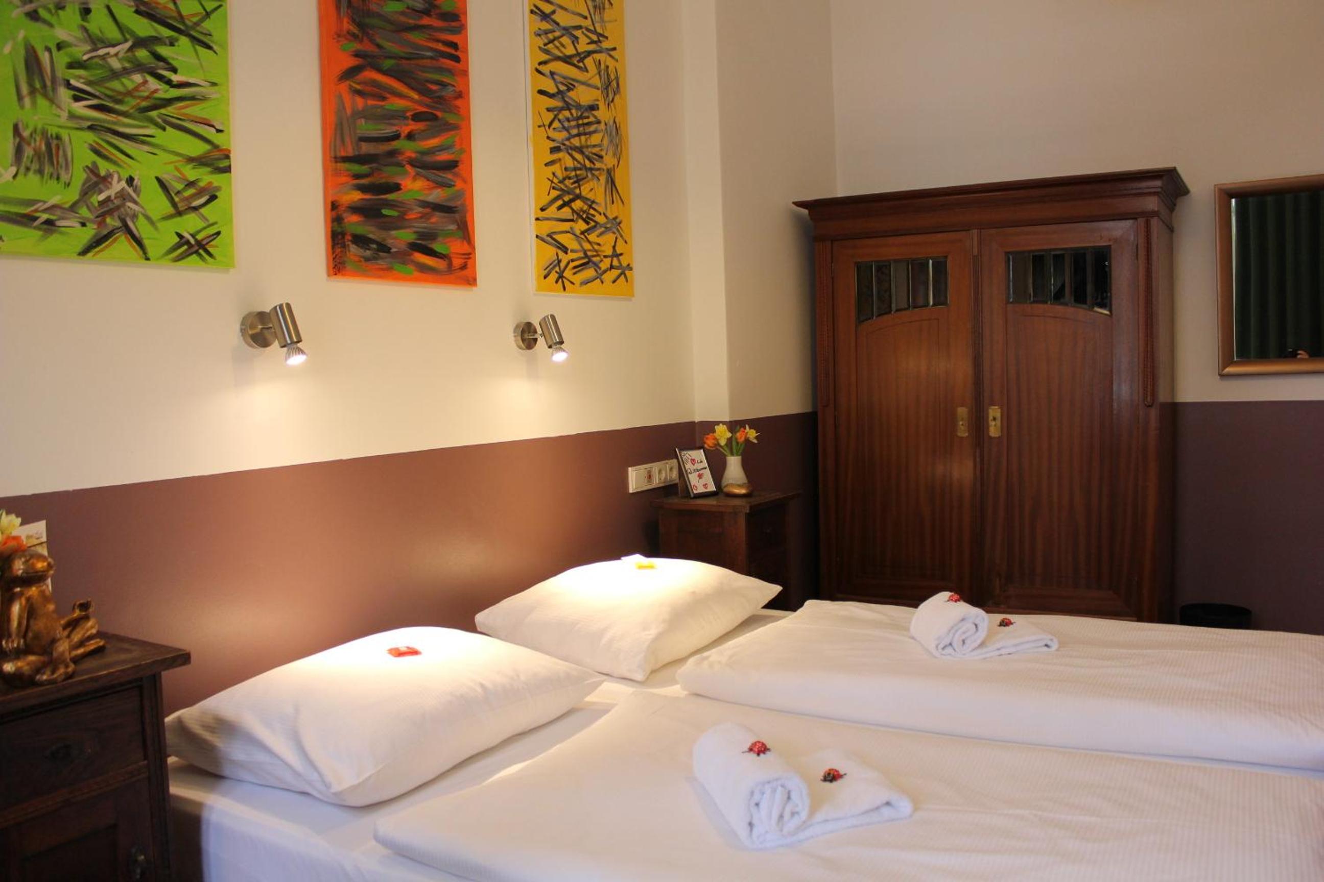 Twin Room with Private Bathroom photo 2
