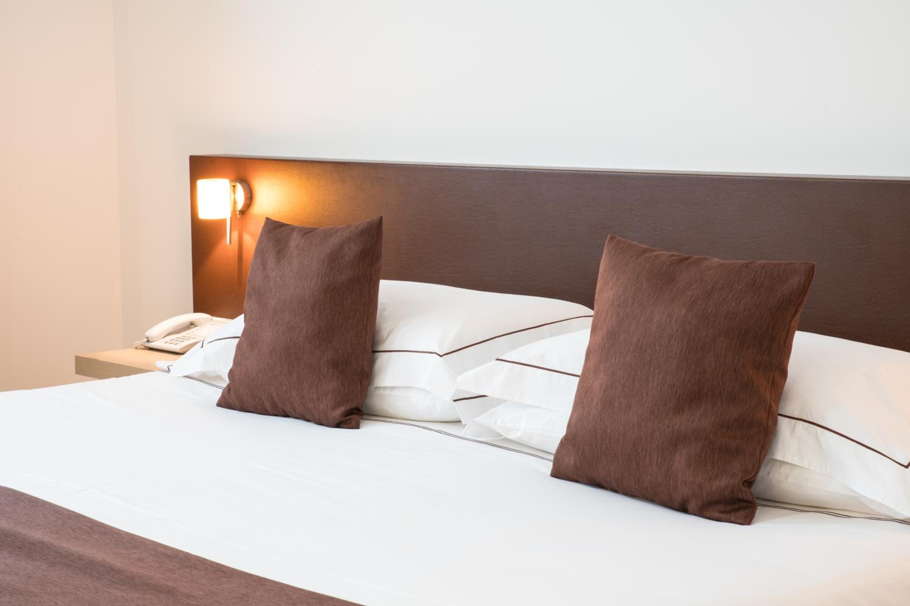 Double or Twin Room - Photo 4