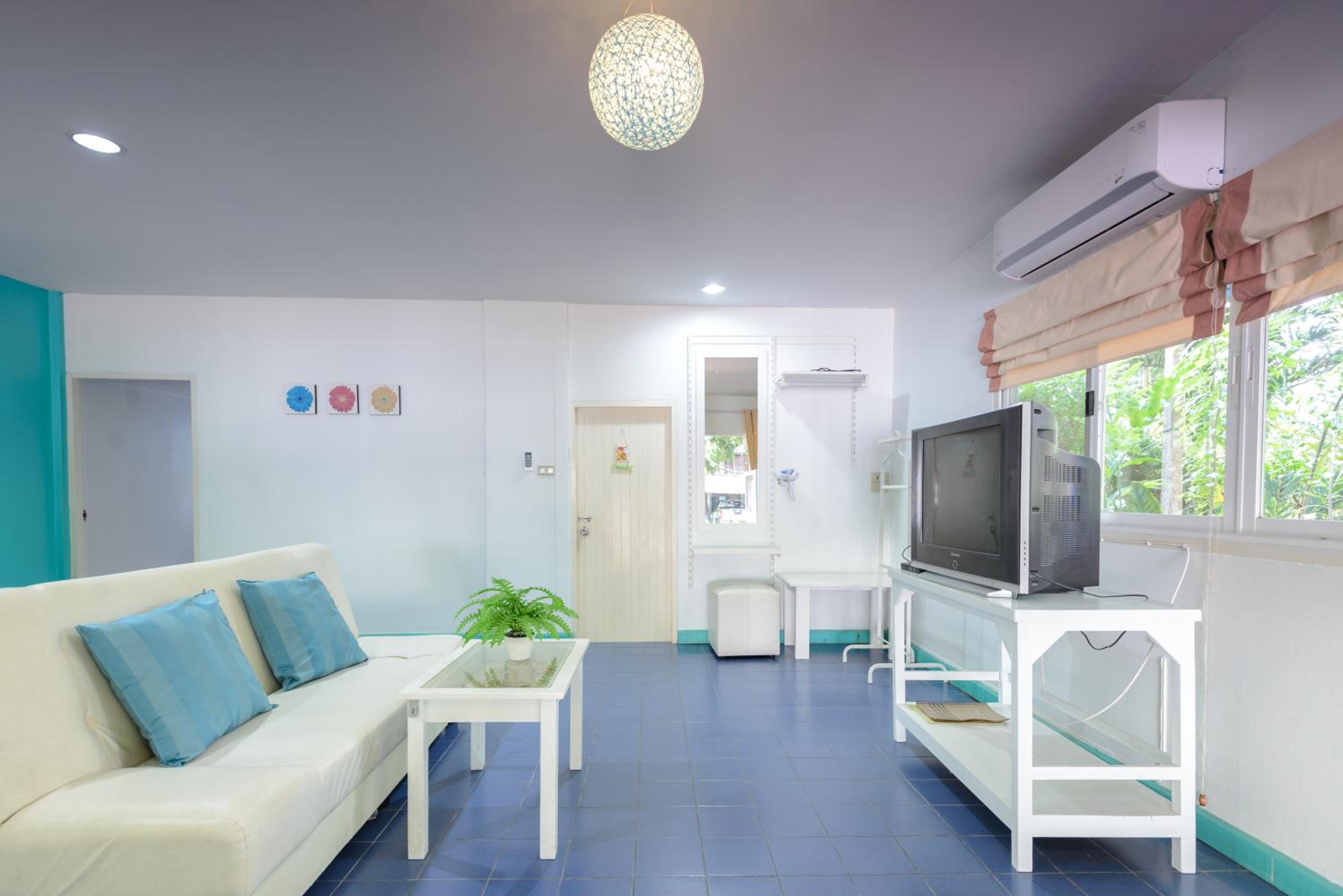 One-Bedroom House - Photo 13